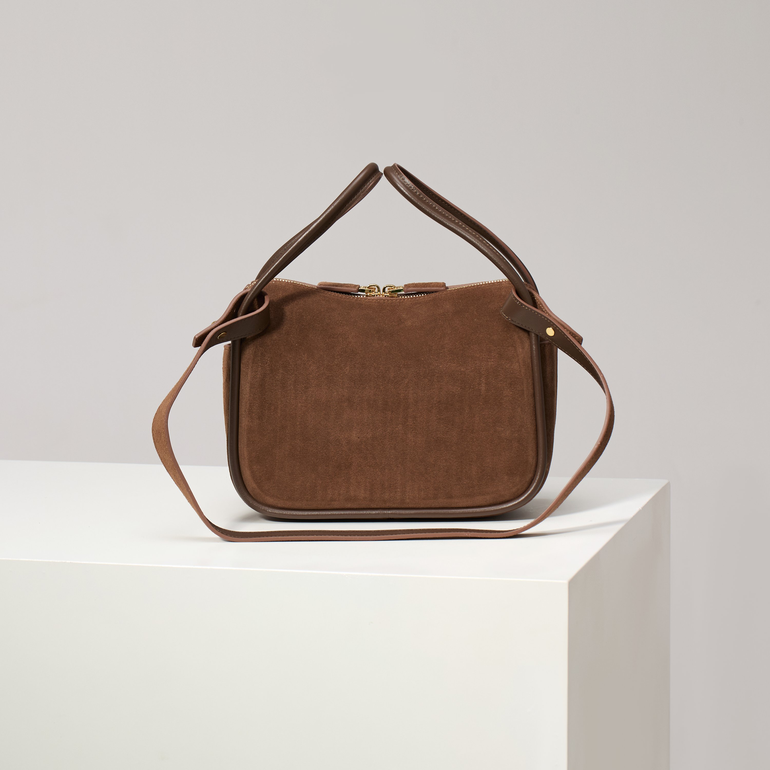 p640。【特级原厂】🎉新品🎉1BA451磨砂棕/🎉🎉
這款手袋采用进口小牛皮，双手挽設計，一時尚而不失休閒態度，飾有精美細節及金屬飾件。配有一条可拆卸的肩带。容量空间大，简约又大气，又是一款永久不过时爆款🎉🎉
长25x高18x底10cm🎉🎉🎉👏👏👏