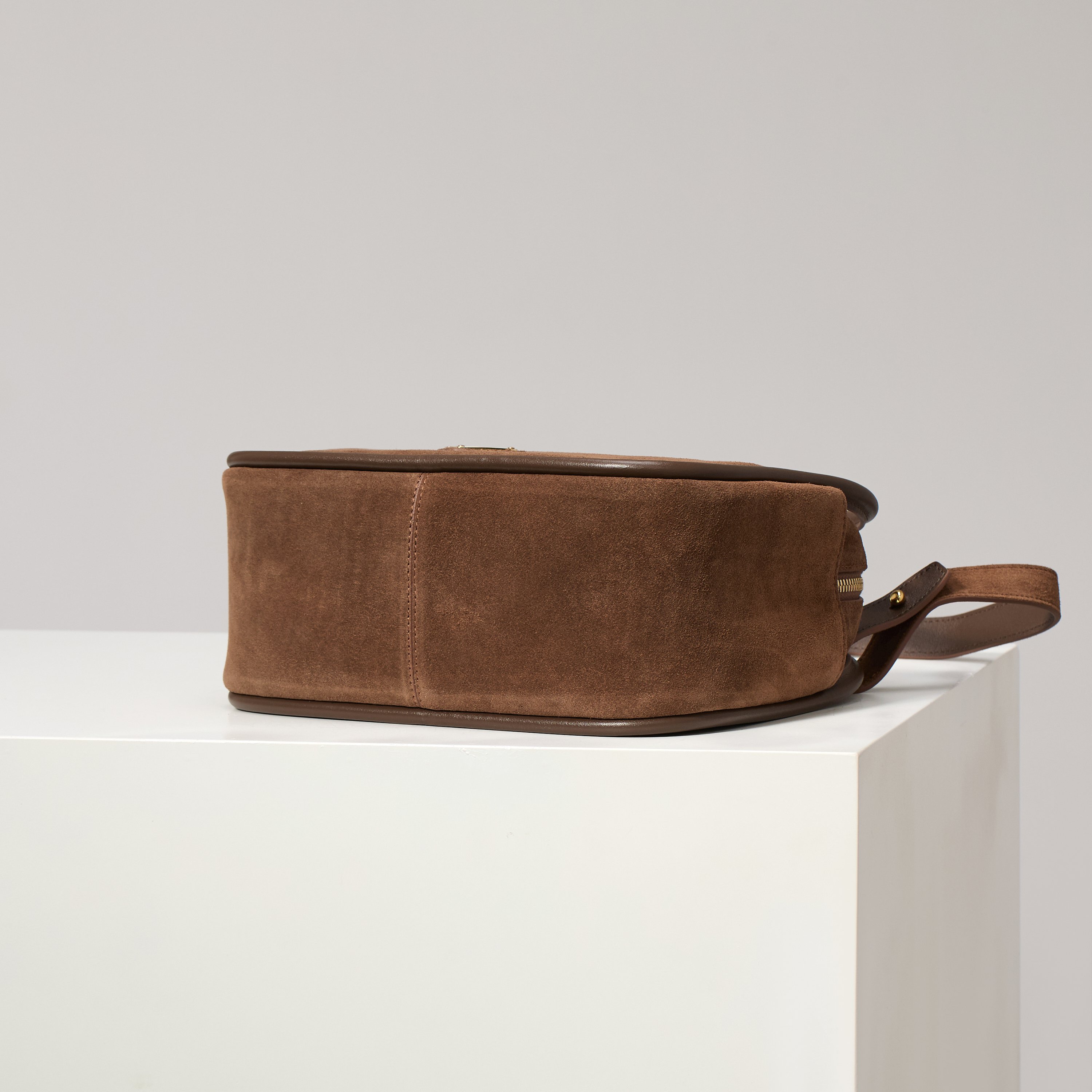 p640。【特级原厂】🎉新品🎉1BA451磨砂棕/🎉🎉
這款手袋采用进口小牛皮，双手挽設計，一時尚而不失休閒態度，飾有精美細節及金屬飾件。配有一条可拆卸的肩带。容量空间大，简约又大气，又是一款永久不过时爆款🎉🎉
长25x高18x底10cm🎉🎉🎉👏👏👏