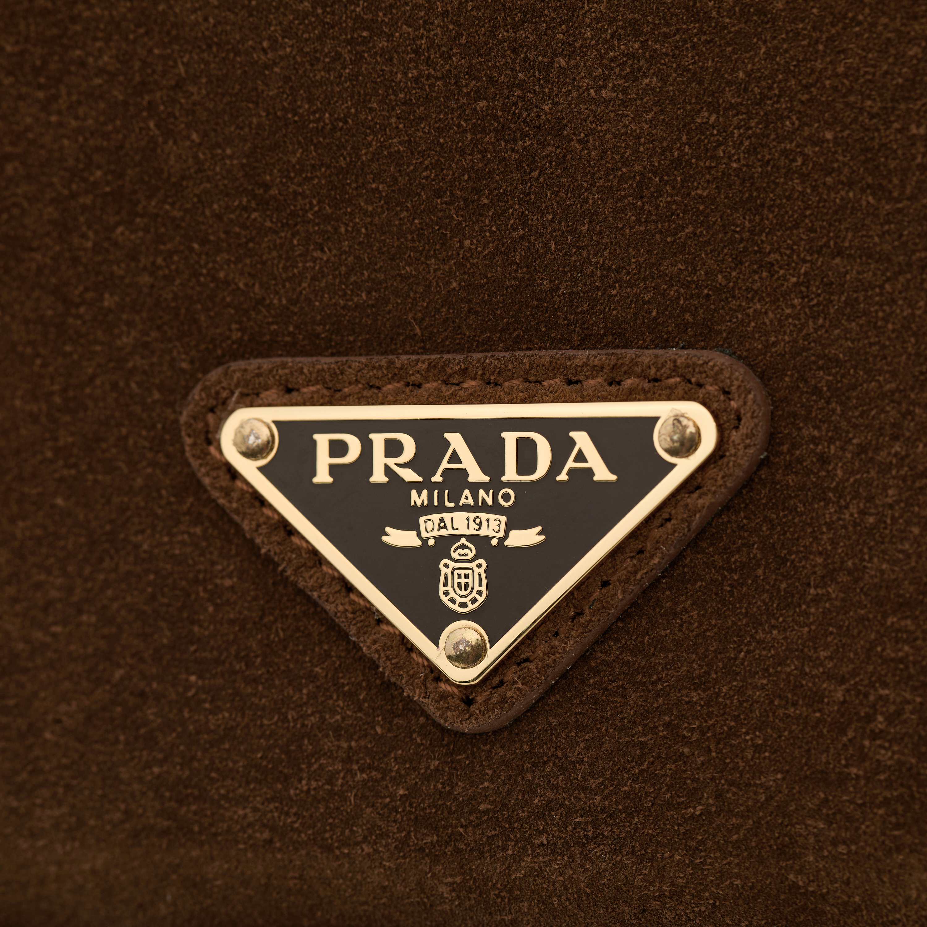 p640。【特级原厂】🎉新品🎉1BA451磨砂棕/🎉🎉
這款手袋采用进口小牛皮，双手挽設計，一時尚而不失休閒態度，飾有精美細節及金屬飾件。配有一条可拆卸的肩带。容量空间大，简约又大气，又是一款永久不过时爆款🎉🎉
长25x高18x底10cm🎉🎉🎉👏👏👏