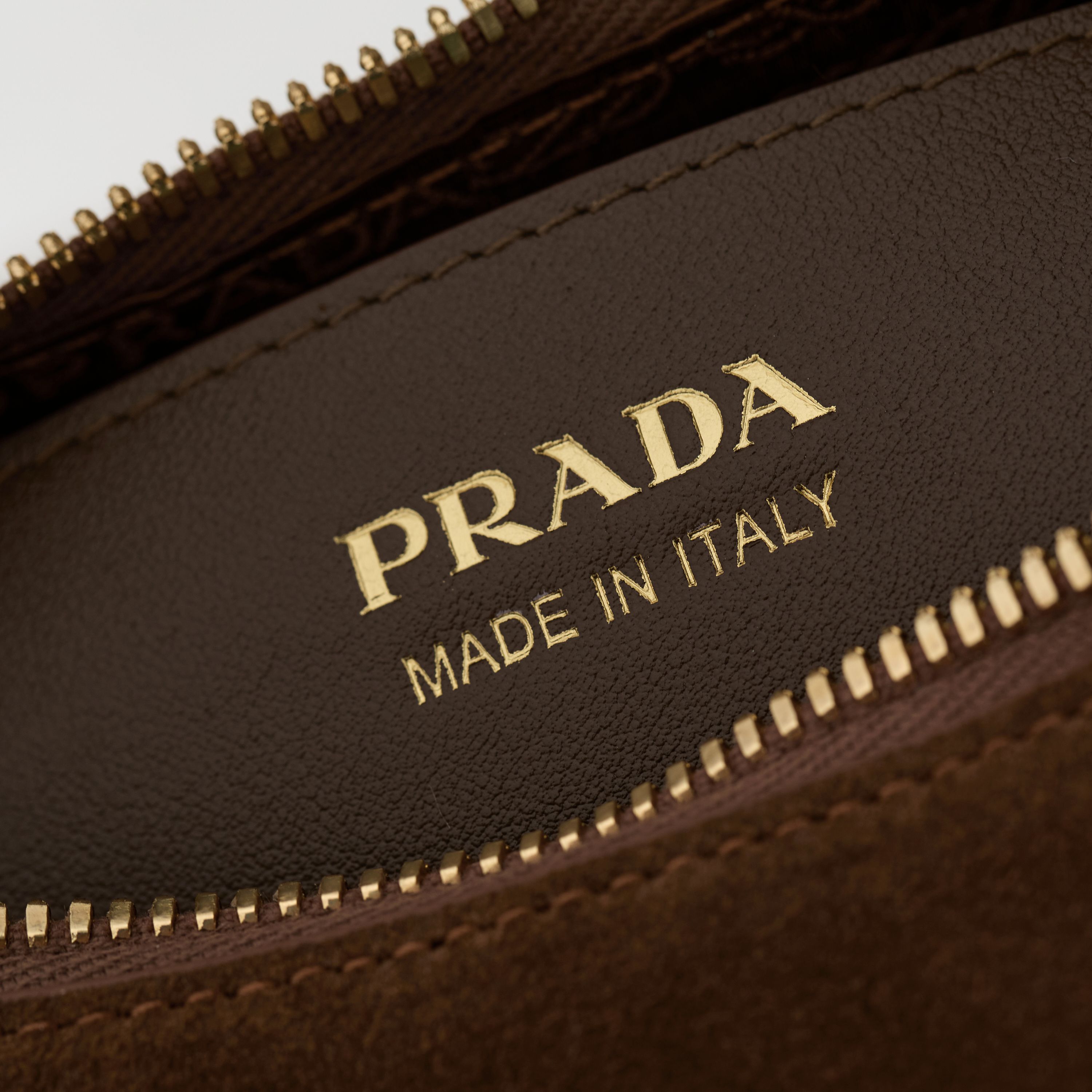 p640。【特级原厂】🎉新品🎉1BA451磨砂棕/🎉🎉
這款手袋采用进口小牛皮，双手挽設計，一時尚而不失休閒態度，飾有精美細節及金屬飾件。配有一条可拆卸的肩带。容量空间大，简约又大气，又是一款永久不过时爆款🎉🎉
长25x高18x底10cm🎉🎉🎉👏👏👏