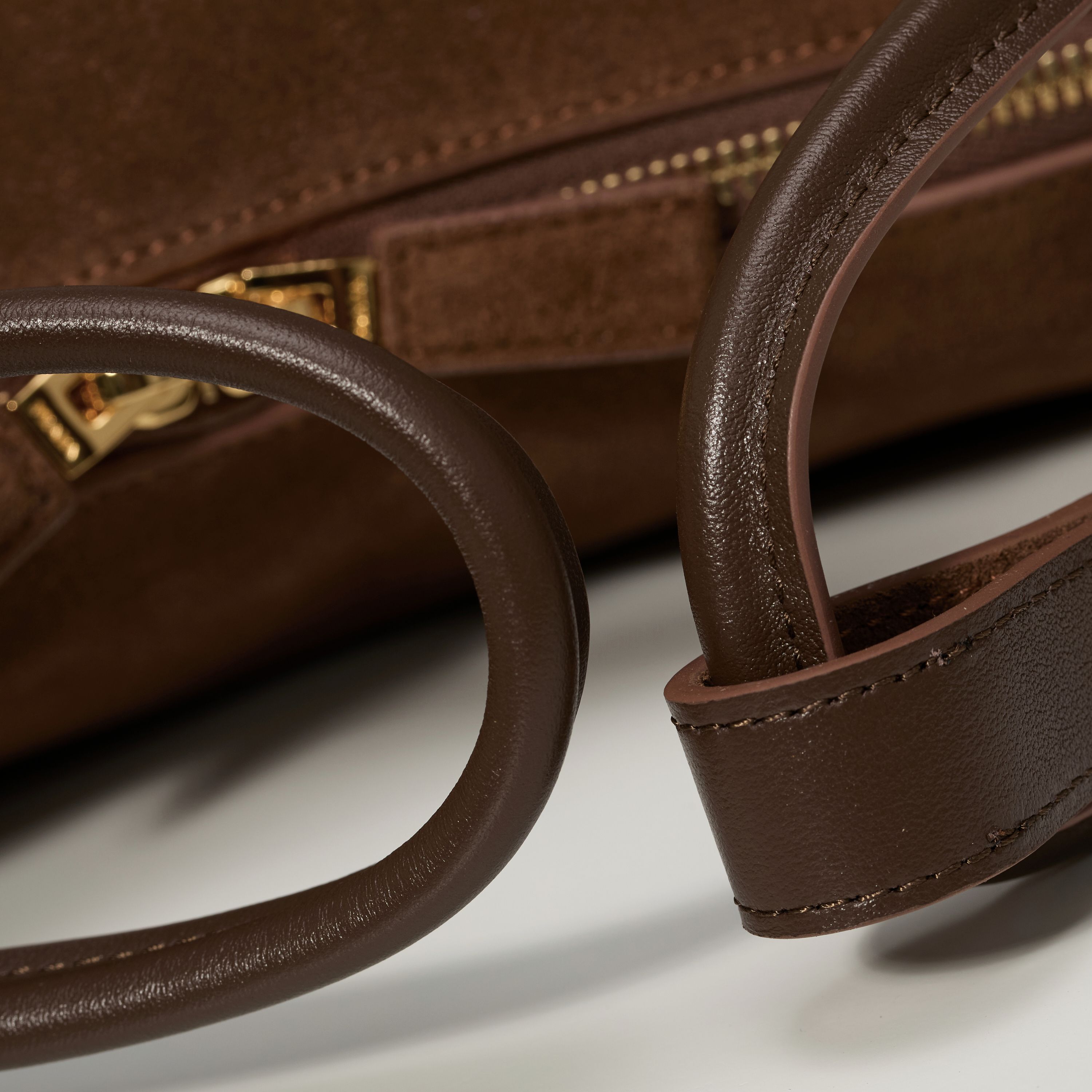 p640。【特级原厂】🎉新品🎉1BA451磨砂棕/🎉🎉
這款手袋采用进口小牛皮，双手挽設計，一時尚而不失休閒態度，飾有精美細節及金屬飾件。配有一条可拆卸的肩带。容量空间大，简约又大气，又是一款永久不过时爆款🎉🎉
长25x高18x底10cm🎉🎉🎉👏👏👏