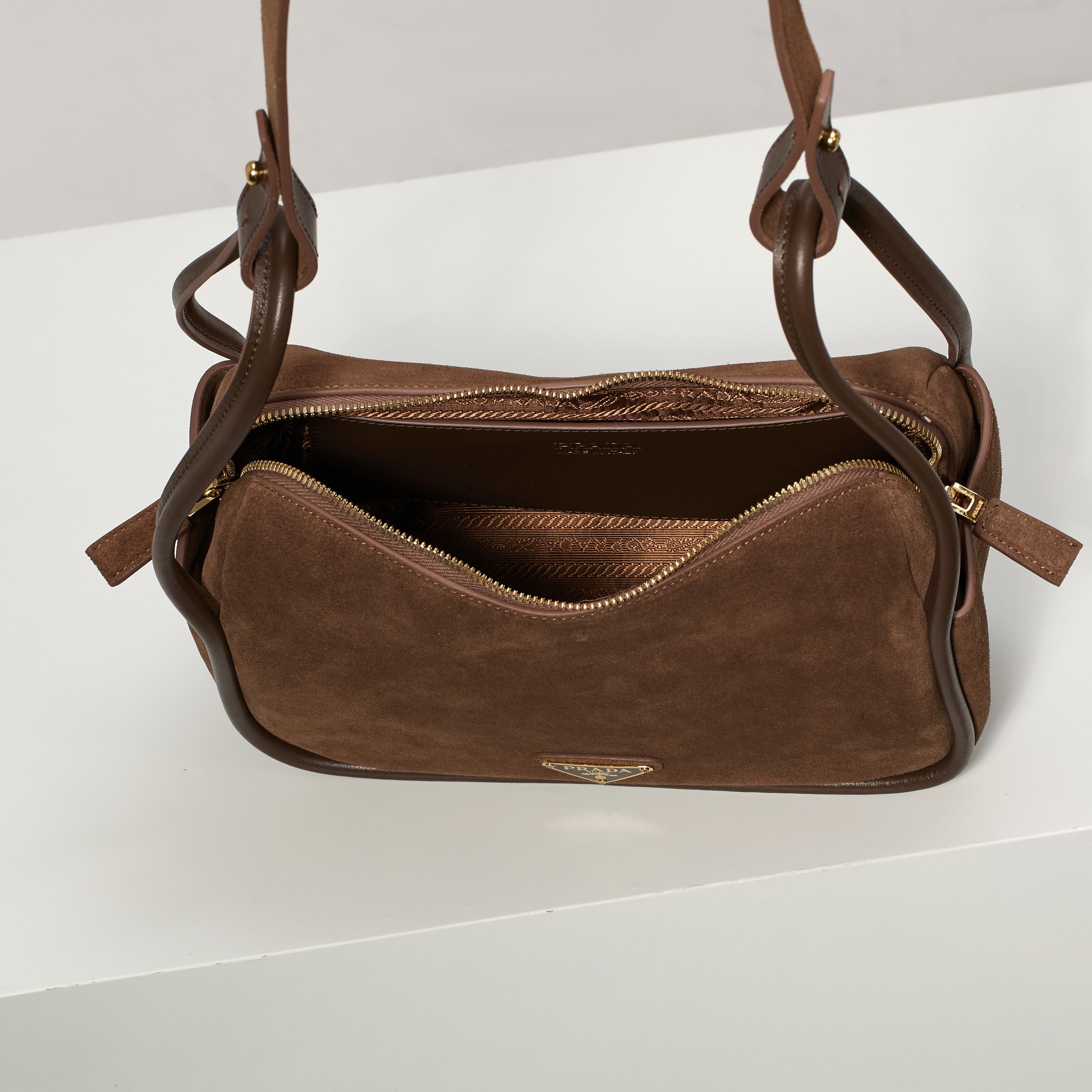 p640。【特级原厂】🎉新品🎉1BA451磨砂棕/🎉🎉
這款手袋采用进口小牛皮，双手挽設計，一時尚而不失休閒態度，飾有精美細節及金屬飾件。配有一条可拆卸的肩带。容量空间大，简约又大气，又是一款永久不过时爆款🎉🎉
长25x高18x底10cm🎉🎉🎉👏👏👏