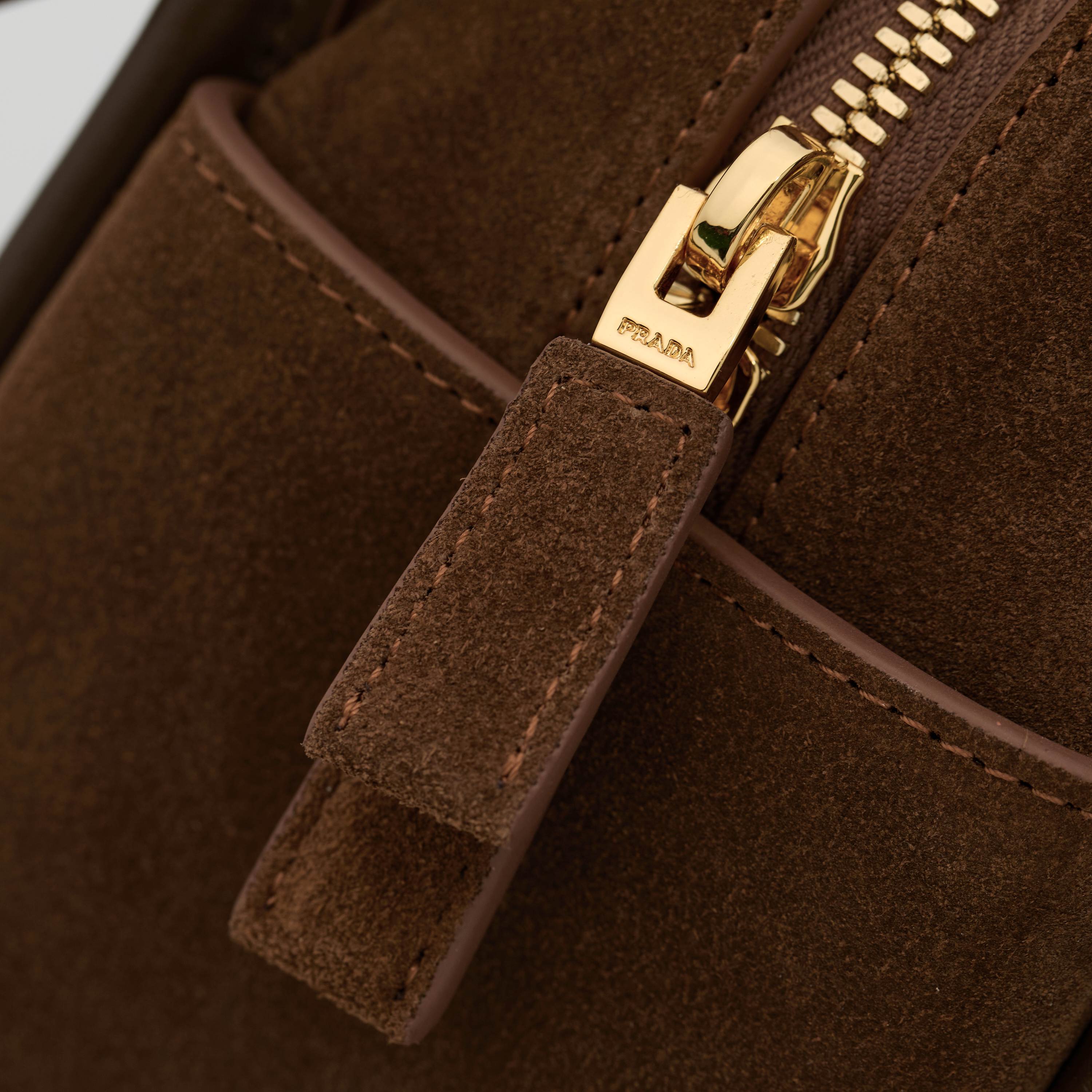 p640。【特级原厂】🎉新品🎉1BA451磨砂棕/🎉🎉
這款手袋采用进口小牛皮，双手挽設計，一時尚而不失休閒態度，飾有精美細節及金屬飾件。配有一条可拆卸的肩带。容量空间大，简约又大气，又是一款永久不过时爆款🎉🎉
长25x高18x底10cm🎉🎉🎉👏👏👏