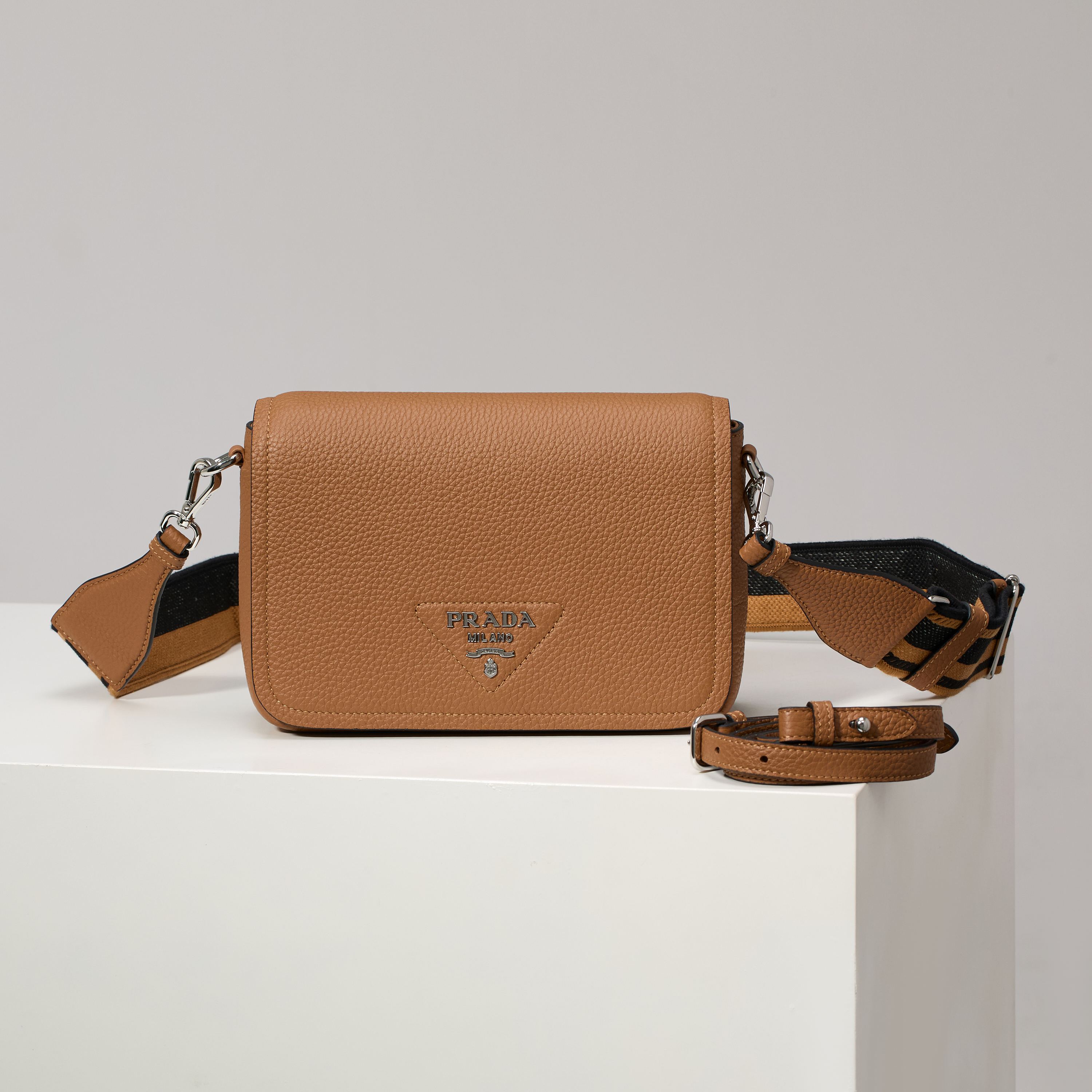 NO:602401,[Special original factory] New 1BD314 caramel/double shoulder straps have arrived. This double shoulder strap is made of imported deerskin grain cowhide and is equipped with two exchangeable and adjustable long shoulder straps. The combination of fabric webbing and cowhide is perfect. It is an all-round mix and match for different occasions and different clothes. It has large capacity and super soft feel. Hurry up and get it. Size length 23x height 15.5x bottom 9cm, Prada [price], prada, cowhide19860909【特级原厂】新款1BD314焦糖/双肩带到货,这款双肩带采用进口鹿皮纹牛皮,配有两条可交换可调节长肩带设计.织物织带和牛皮搭配,太完美,不同场合不同衣着的全能混合搭配,容量空间大,手感超柔软赶紧入手吧尺寸长23x高15.5x底9cm,普拉达【跑量价】,prada,cowhide,Bag