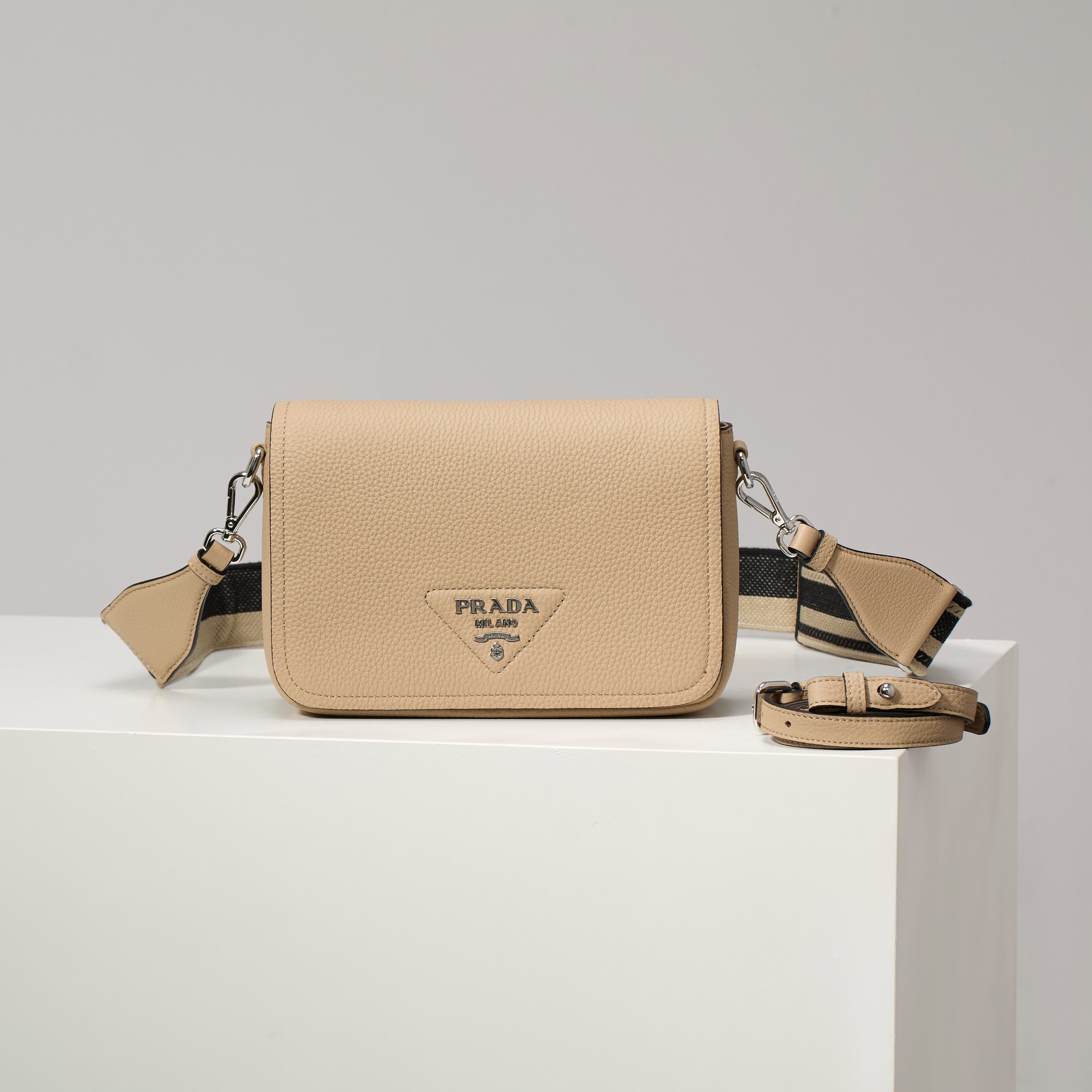 NO:602422,[Super original factory] New 1BD314 tea nude/double shoulder straps are here. This double shoulder strap is made of imported deerskin grain cowhide and is equipped with two exchangeable and adjustable long shoulder straps. The combination of fabric webbing and cowhide is perfect. It is an all-round mix and match for different occasions and different clothes. It has large capacity and super soft feel. Hurry up and get it. Size length 23x height 15.5x bottom 9cm, Prada [price by volume], prada, cowhide19860909【特级原厂】新款1BD314茶裸/双肩带到货,这款双肩带采用进口鹿皮纹牛皮,配有两条可交换可调节长肩带设计.织物织带和牛皮搭配,太完美,不同场合不同衣着的全能混合搭配,容量空间大,手感超柔软赶紧入手吧尺寸长23x高15.5x底9cm,普拉达【跑量价】,prada,cowhide,Bag