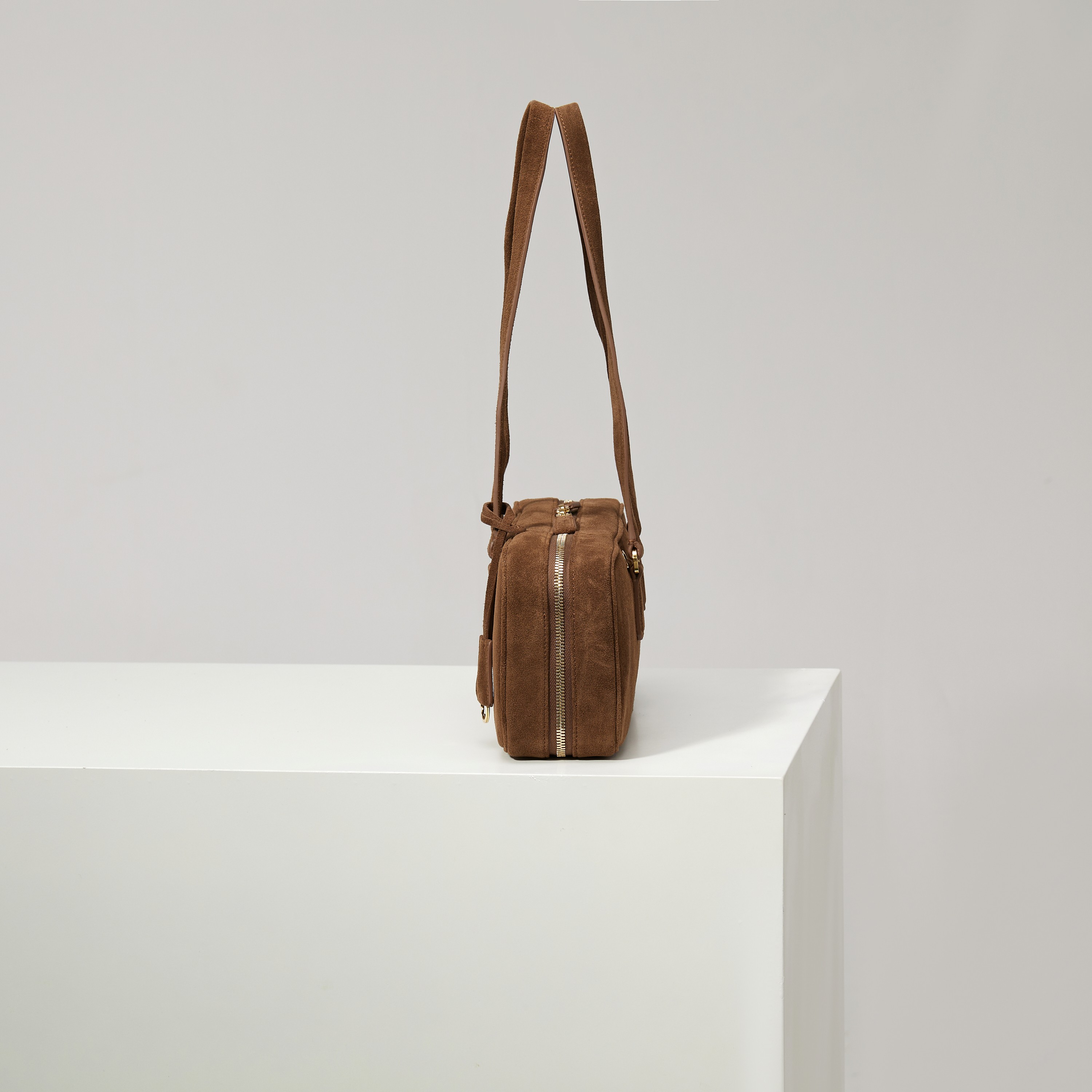 p720。  【特级原厂】✨新品首发✨2024新品是Hobo腋下包1BB116磨砂棕
全新设计Hobo
采用别致高贵绒面麂皮
优雅简洁的包身设计
正面经典logo金色三角徽标
长手柄可手提可腋下背
设有隔层满足大容量收纳需求
完美细节媲美砖柜超级棒5🌟
size：32*14*8.5cm