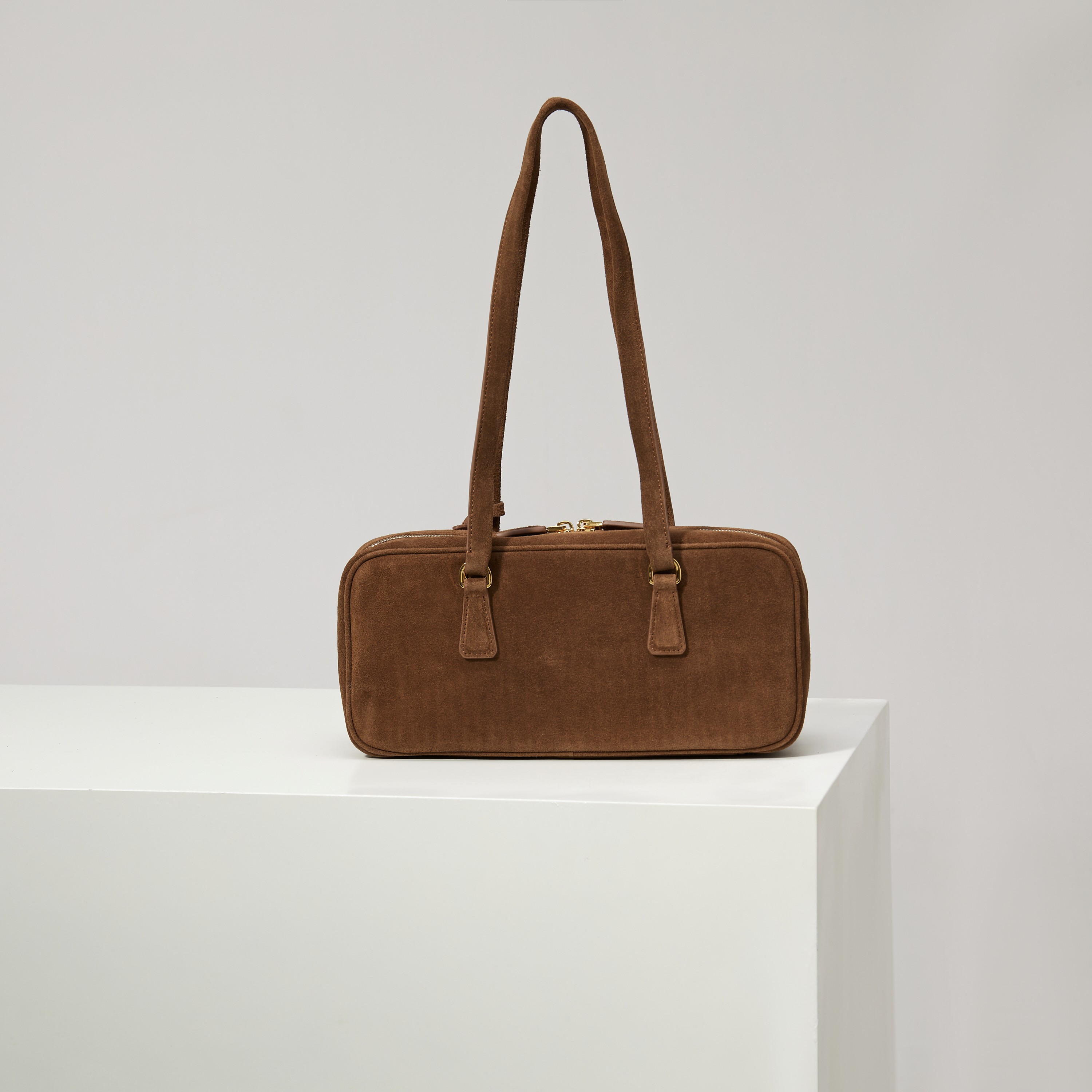 p720。  【特级原厂】✨新品首发✨2024新品是Hobo腋下包1BB116磨砂棕
全新设计Hobo
采用别致高贵绒面麂皮
优雅简洁的包身设计
正面经典logo金色三角徽标
长手柄可手提可腋下背
设有隔层满足大容量收纳需求
完美细节媲美砖柜超级棒5🌟
size：32*14*8.5cm