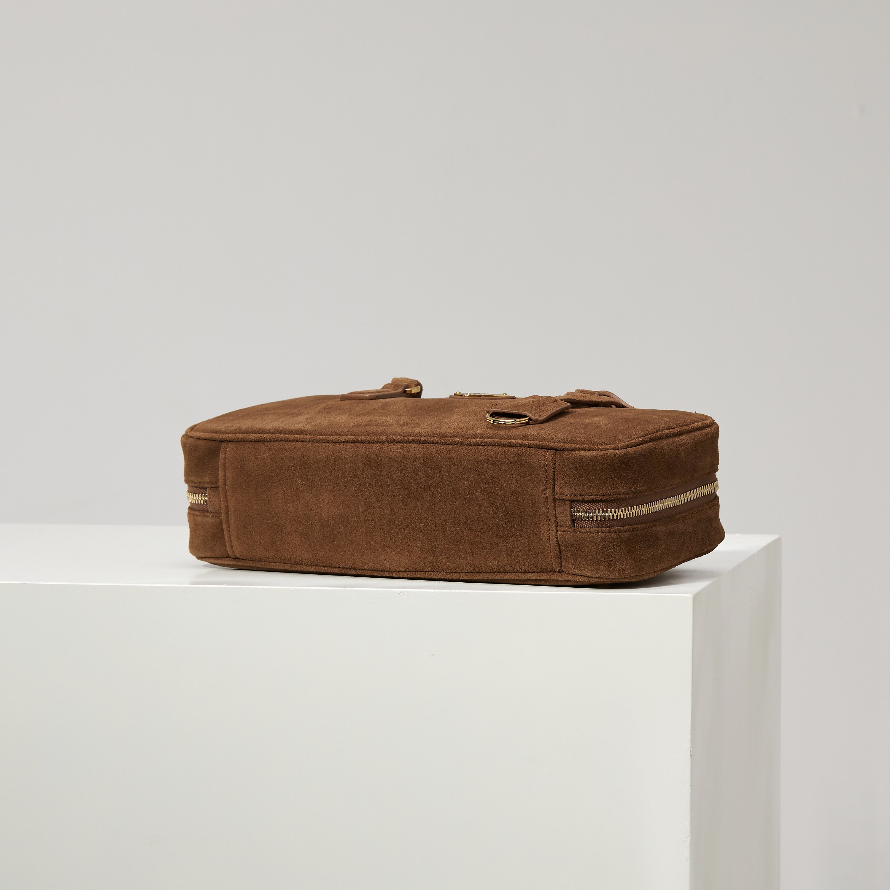 p720。  【特级原厂】✨新品首发✨2024新品是Hobo腋下包1BB116磨砂棕
全新设计Hobo
采用别致高贵绒面麂皮
优雅简洁的包身设计
正面经典logo金色三角徽标
长手柄可手提可腋下背
设有隔层满足大容量收纳需求
完美细节媲美砖柜超级棒5🌟
size：32*14*8.5cm