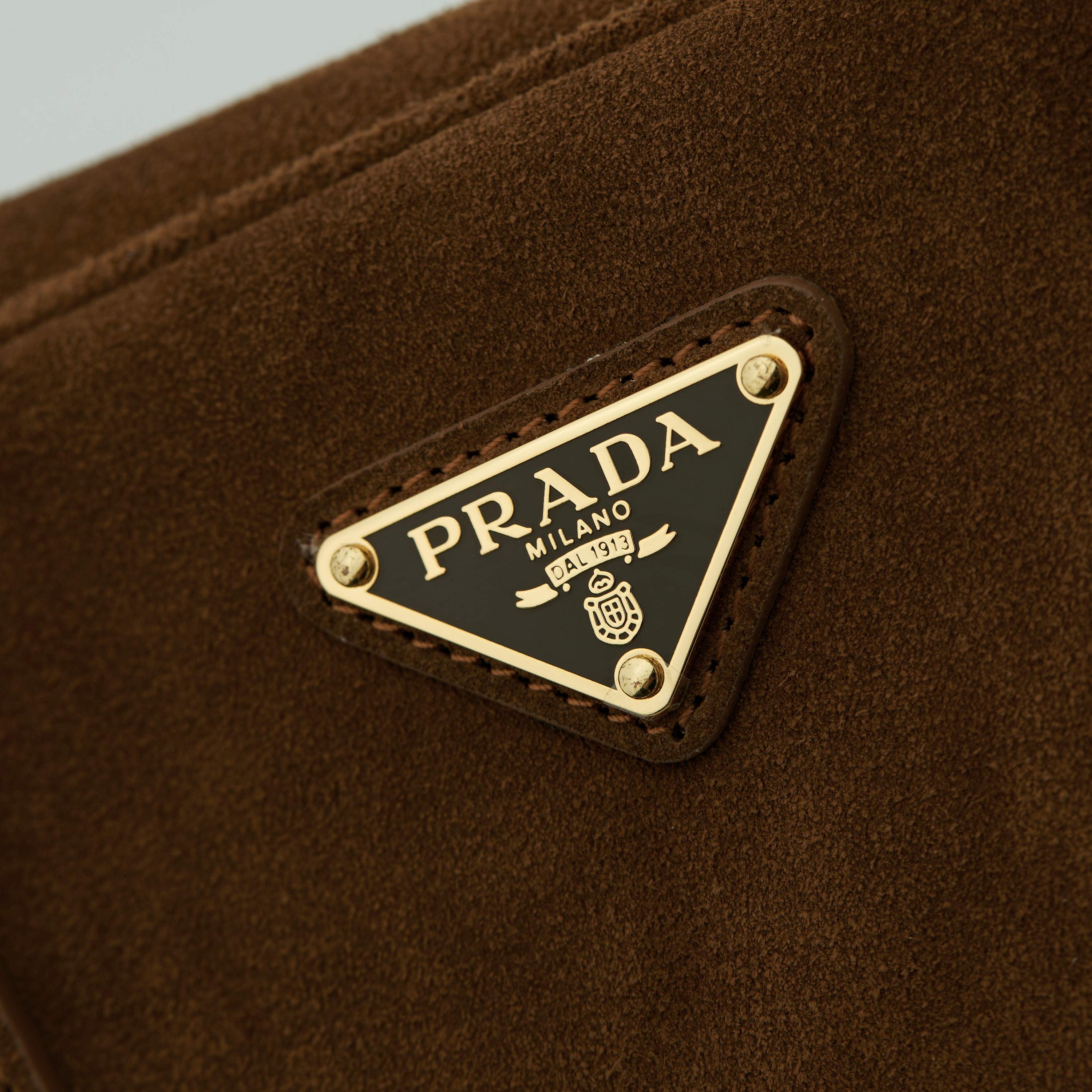 p720。  【特级原厂】✨新品首发✨2024新品是Hobo腋下包1BB116磨砂棕
全新设计Hobo
采用别致高贵绒面麂皮
优雅简洁的包身设计
正面经典logo金色三角徽标
长手柄可手提可腋下背
设有隔层满足大容量收纳需求
完美细节媲美砖柜超级棒5🌟
size：32*14*8.5cm