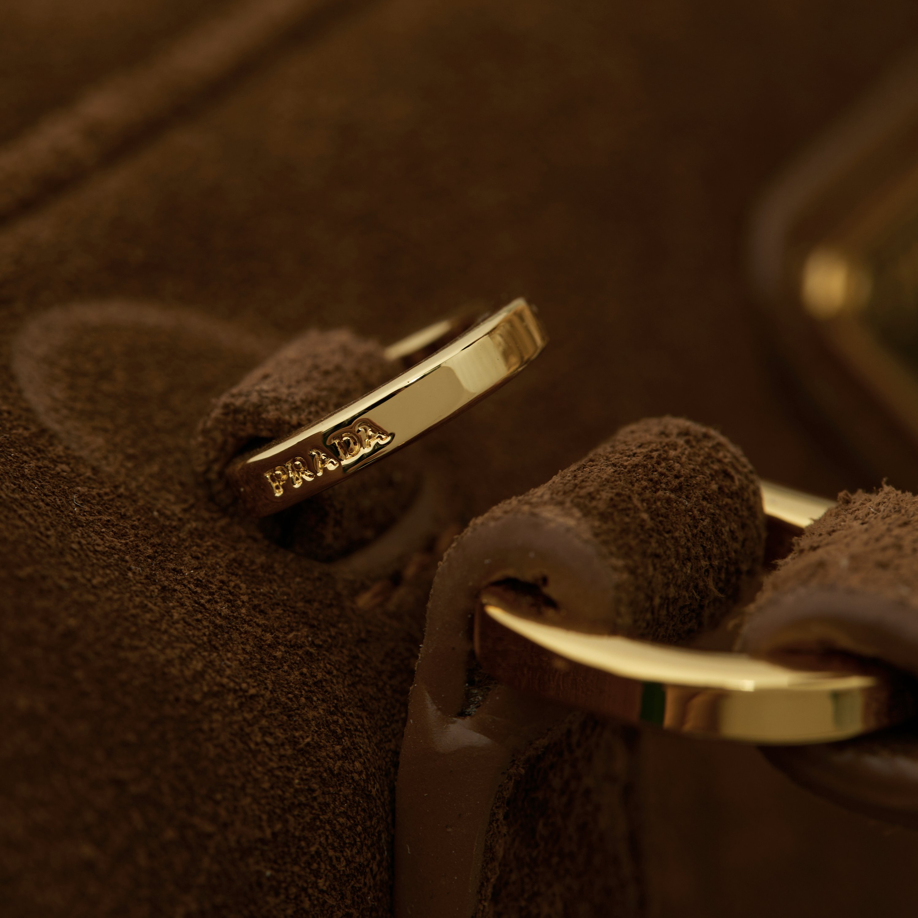 p720。  【特级原厂】✨新品首发✨2024新品是Hobo腋下包1BB116磨砂棕
全新设计Hobo
采用别致高贵绒面麂皮
优雅简洁的包身设计
正面经典logo金色三角徽标
长手柄可手提可腋下背
设有隔层满足大容量收纳需求
完美细节媲美砖柜超级棒5🌟
size：32*14*8.5cm