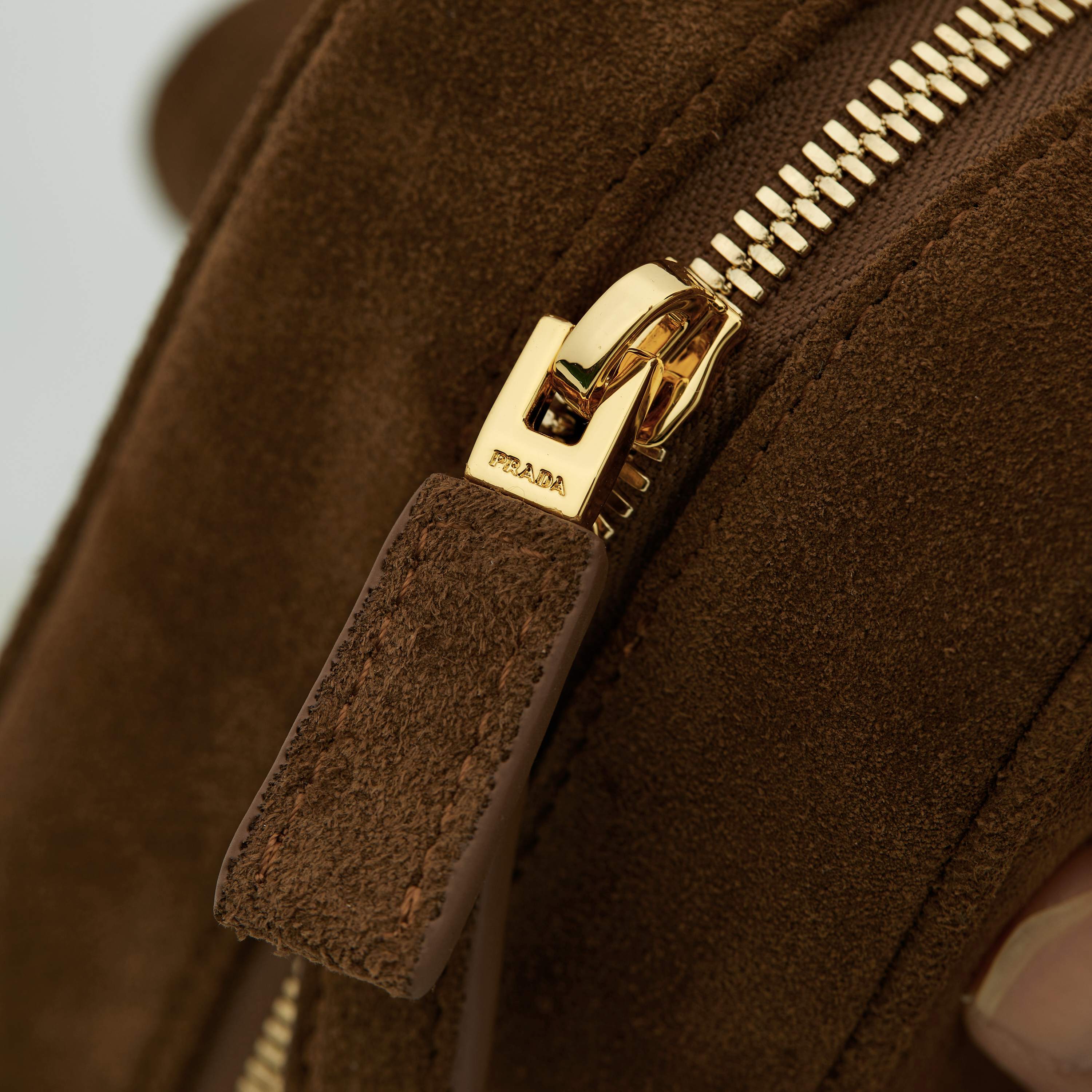 p720。  【特级原厂】✨新品首发✨2024新品是Hobo腋下包1BB116磨砂棕
全新设计Hobo
采用别致高贵绒面麂皮
优雅简洁的包身设计
正面经典logo金色三角徽标
长手柄可手提可腋下背
设有隔层满足大容量收纳需求
完美细节媲美砖柜超级棒5🌟
size：32*14*8.5cm