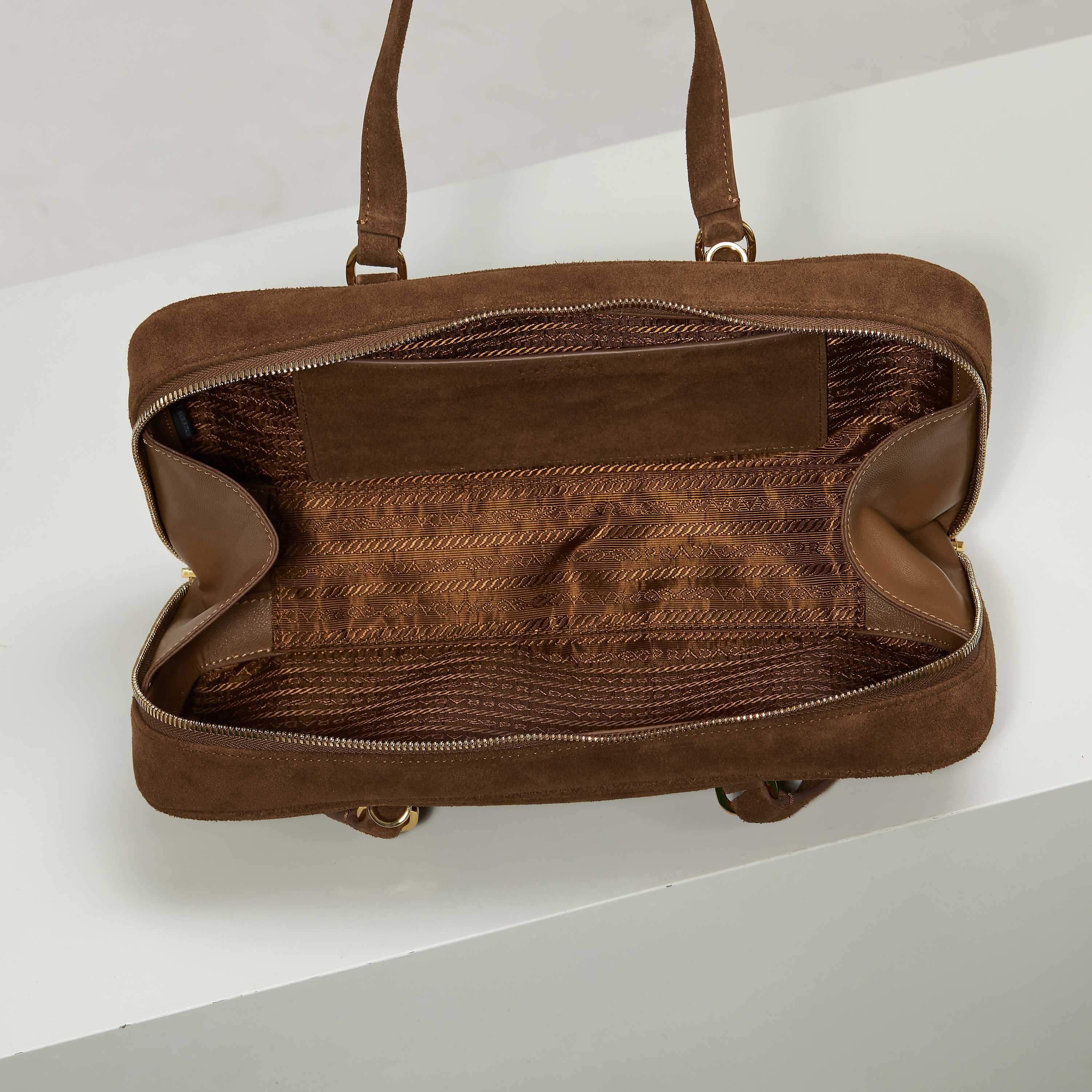 p720。  【特级原厂】✨新品首发✨2024新品是Hobo腋下包1BB116磨砂棕
全新设计Hobo
采用别致高贵绒面麂皮
优雅简洁的包身设计
正面经典logo金色三角徽标
长手柄可手提可腋下背
设有隔层满足大容量收纳需求
完美细节媲美砖柜超级棒5🌟
size：32*14*8.5cm