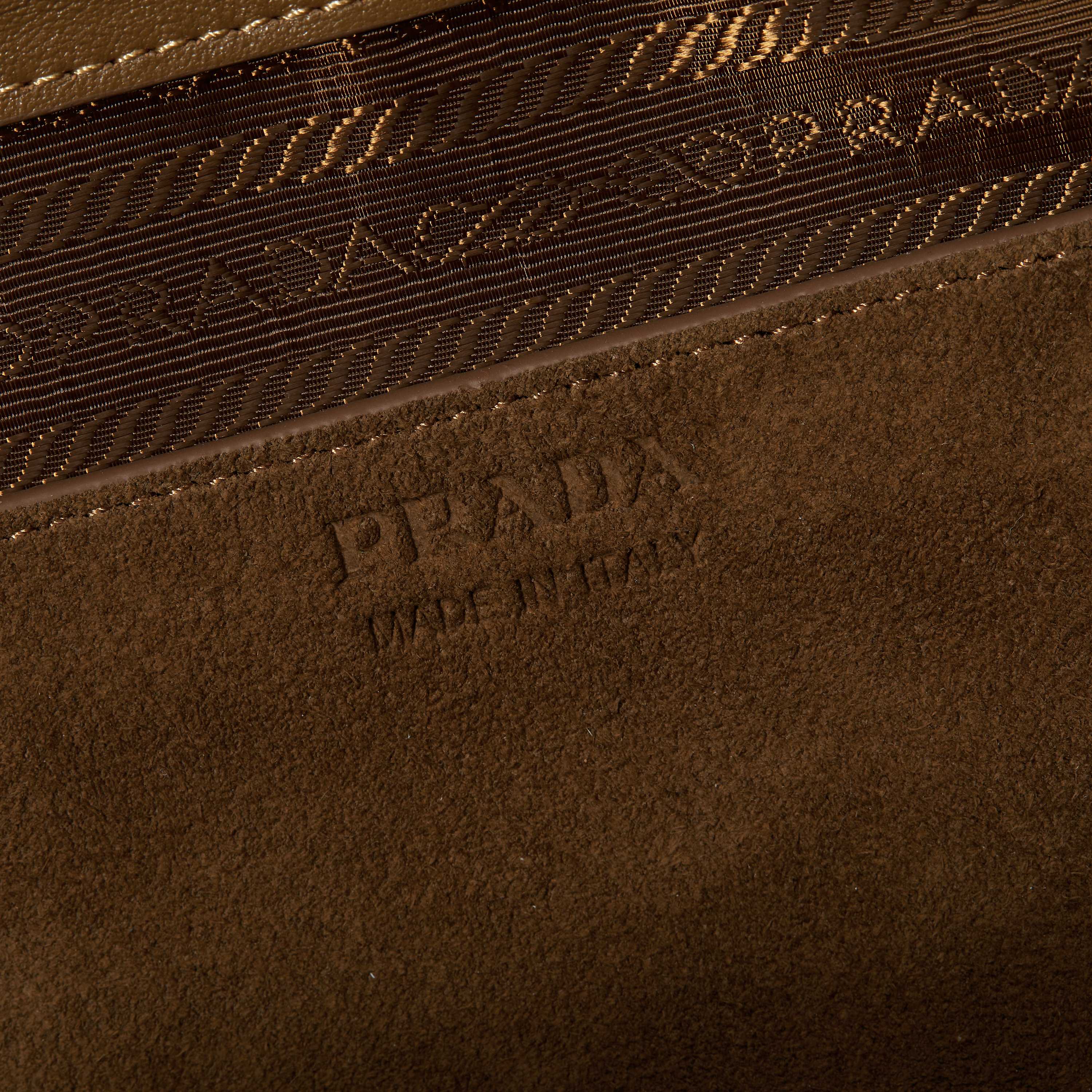 p720。  【特级原厂】✨新品首发✨2024新品是Hobo腋下包1BB116磨砂棕
全新设计Hobo
采用别致高贵绒面麂皮
优雅简洁的包身设计
正面经典logo金色三角徽标
长手柄可手提可腋下背
设有隔层满足大容量收纳需求
完美细节媲美砖柜超级棒5🌟
size：32*14*8.5cm