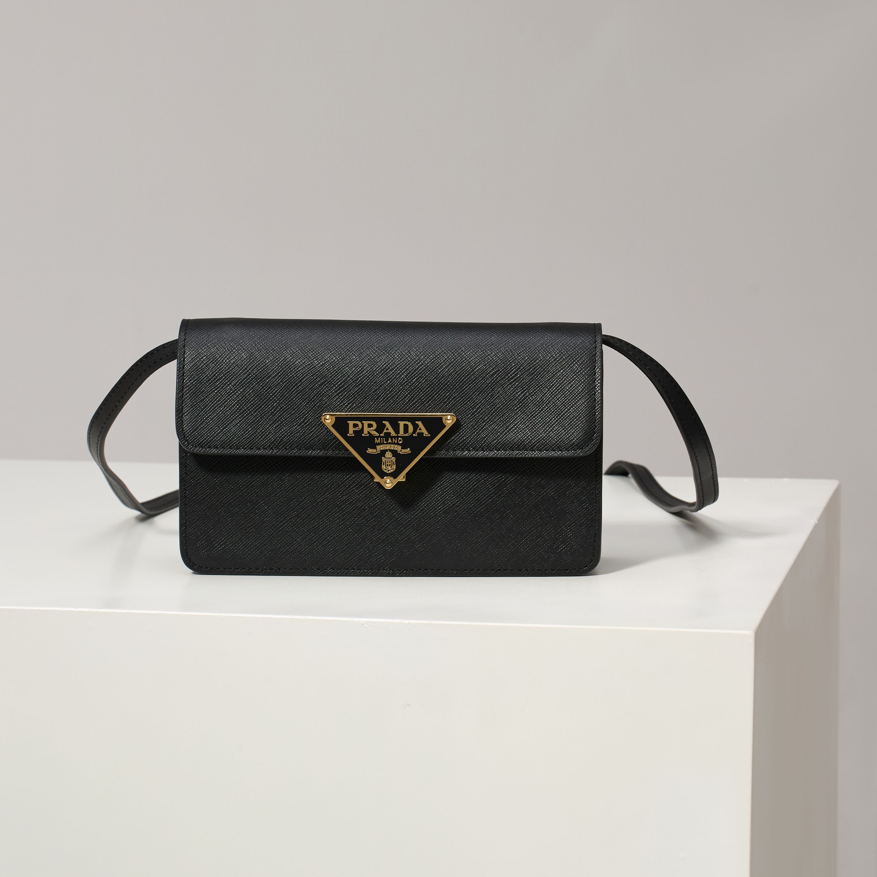 NO:602353,[Special Original] New Handbag 1BD386/Black Mini This mini handbag is made of Saffano cow leather. The structured silhouette is equipped with internal pockets and card slots, and is decorated with a metal iconic triangle closure. It is equipped with an adjustable and detachable strap.  Long shoulder strap, interior with imported sheepskin lining, easy to use when out and about, it is a popular style that will never go out of style, hurry up and get it. Size 24.5x18.5x11cm, Prada [price based on quantity], prada, cowhide, sheepskin19860909【特级原厂】新品手袋1BD386/黑色mini款这款迷你手袋采用Saffano牛皮革打造.结构化的轮廓配有内部口袋和卡槽,并以金属标志性的三角形装饰闭合处.配有一条可调节可拆卸的长肩带,内配进口羊皮内里,平时出街容易空间全ok又是一款永久不过时爆款,赶紧入手吧尺寸24.5x18.5x11cm,普拉达【跑量价】,prada,cowhide,sheepskin,Bag