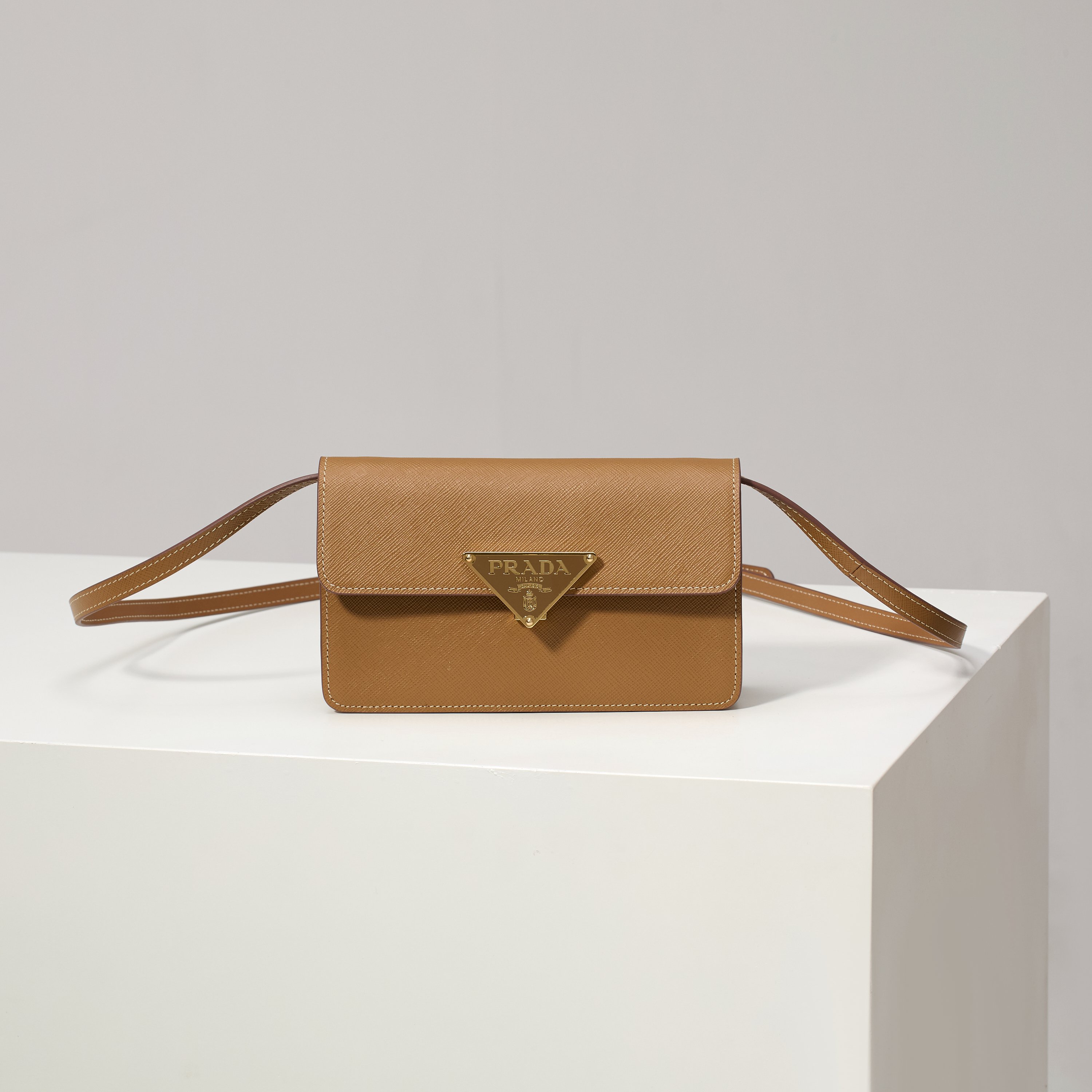 NO:602363,[Top original order] New handbag 1BD386/Caramel mini model This mini handbag is made of Saffano cow leather. The structured silhouette is equipped with internal pockets and card slots, and is decorated with a metal iconic triangle closure. It is equipped with an adjustable and detachable strap.  Long shoulder strap, interior with imported sheepskin lining, easy to use when out and about, it is a popular style that will never go out of style, hurry up and get it. Size 24.5x18.5x11cm, Prada [price based on quantity], prada, cowhide, sheepskin19860909【顶级原单】新品手袋1BD386/焦糖mini款这款迷你手袋采用Saffano牛皮革打造.结构化的轮廓配有内部口袋和卡槽,并以金属标志性的三角形装饰闭合处.配有一条可调节可拆卸的长肩带,内配进口羊皮内里,平时出街容易空间全ok又是一款永久不过时爆款,赶紧入手吧尺寸24.5x18.5x11cm,普拉达【跑量价】,prada,cowhide,sheepskin,Bag