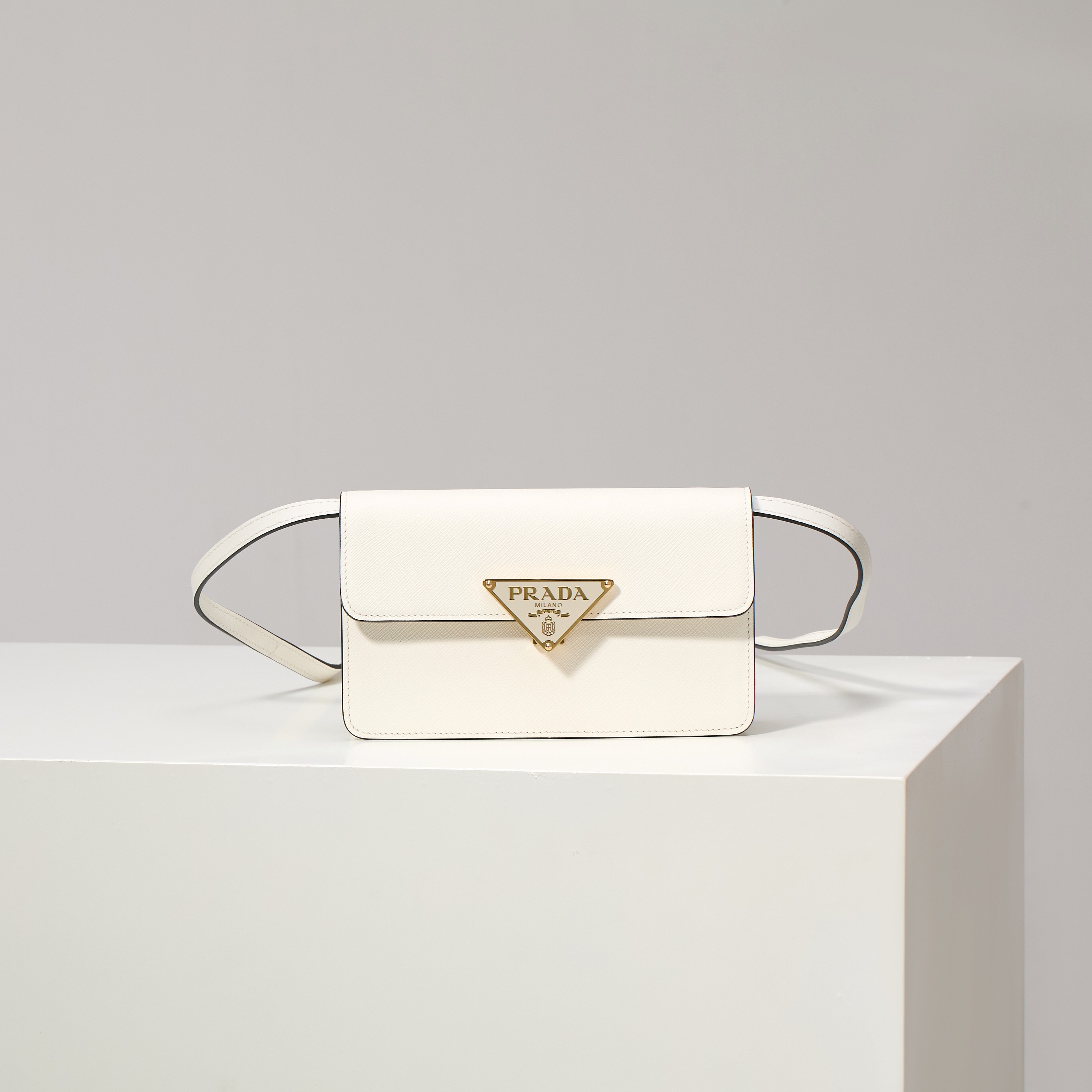 NO:602337,[Top original order] New handbag 1BD386/white mini model. This mini handbag is made of Saffano cow leather. The structured silhouette is equipped with internal pockets and card slots, and is decorated with a metal iconic triangle closure. It is equipped with an adjustable and detachable strap.  Long shoulder strap, interior with imported sheepskin lining, easy to use when out and about, it is a popular style that will never go out of style, hurry up and get it. Size 24.5x18.5x11cm, Prada [price based on quantity], prada, cowhide, sheepskin19860909【顶级原单】新品手袋1BD386/白色mini款这款迷你手袋采用Saffano牛皮革打造.结构化的轮廓配有内部口袋和卡槽,并以金属标志性的三角形装饰闭合处.配有一条可调节可拆卸的长肩带,内配进口羊皮内里,平时出街容易空间全ok又是一款永久不过时爆款,赶紧入手吧尺寸24.5x18.5x11cm,普拉达【跑量价】,prada,cowhide,sheepskin,Bag