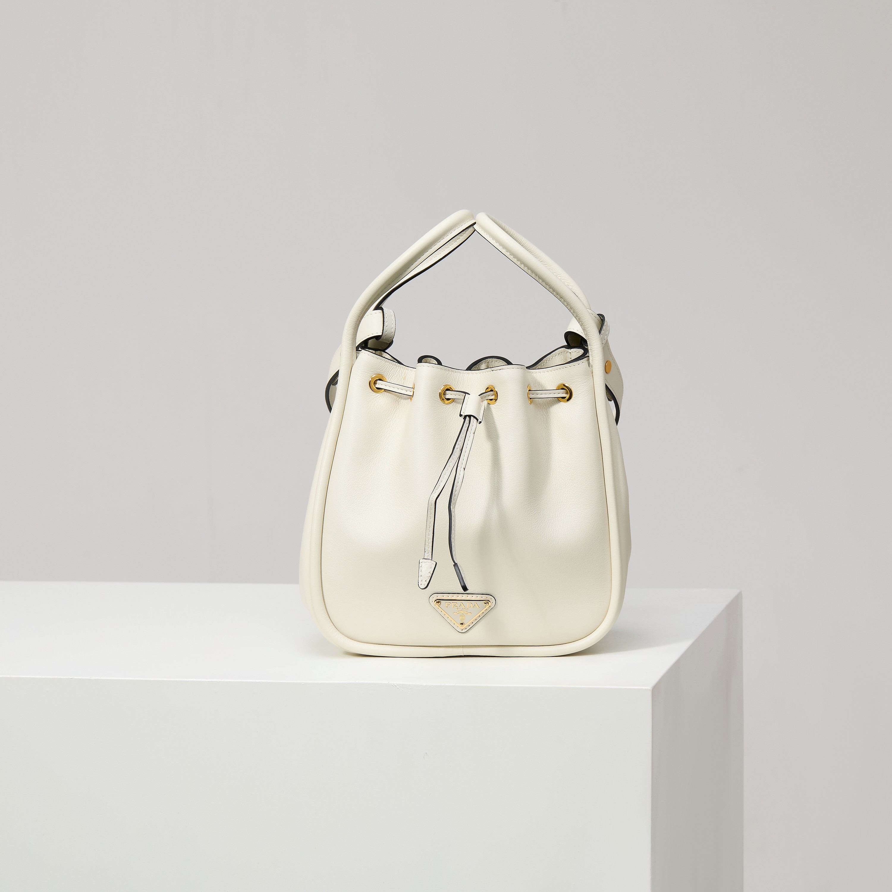 【Fábrica original de primera calidad】🎉Nuevo bolso cubo🎉1BE087/Blanco/🎉🎉Este bolso cubo está hecho de cuero de becer…