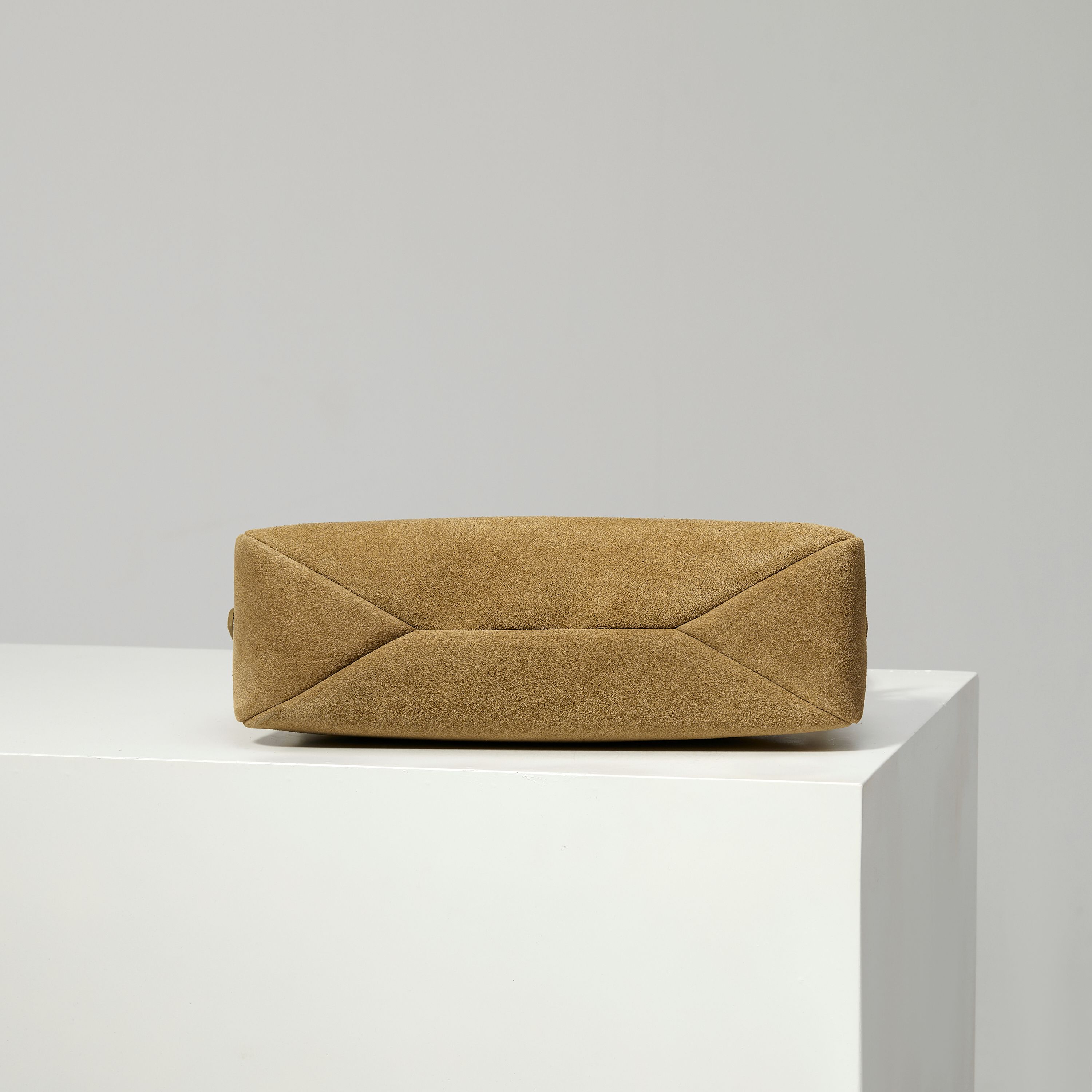 p710。 【特级原厂】🎉🎉🎉1BC229/肉桂色/磨砂皮🔥🔥🔥Prada Etude小号绒面皮革 
2025秋冬系列广告大片中的全新Prada Aim&eacute;e手袋造型精致优雅，设计灵感源自1990年代的极简主义风格。采用柔软的绒面牛皮革打造，让人不由得想将其拿在手上，亦可轻松单肩背。&middot;搭配可调节提手。最小垂长38厘米-最大垂长28厘米
●可拆卸钥匙扣
&middot;金属五金配件
&middot;正面涂珐琅三角形金属徽标
&middot;拉链开合
&middot;内里配2个内袋，包括1个拉链袋
宽:31cm&times;高:18cm&times;长:10cm