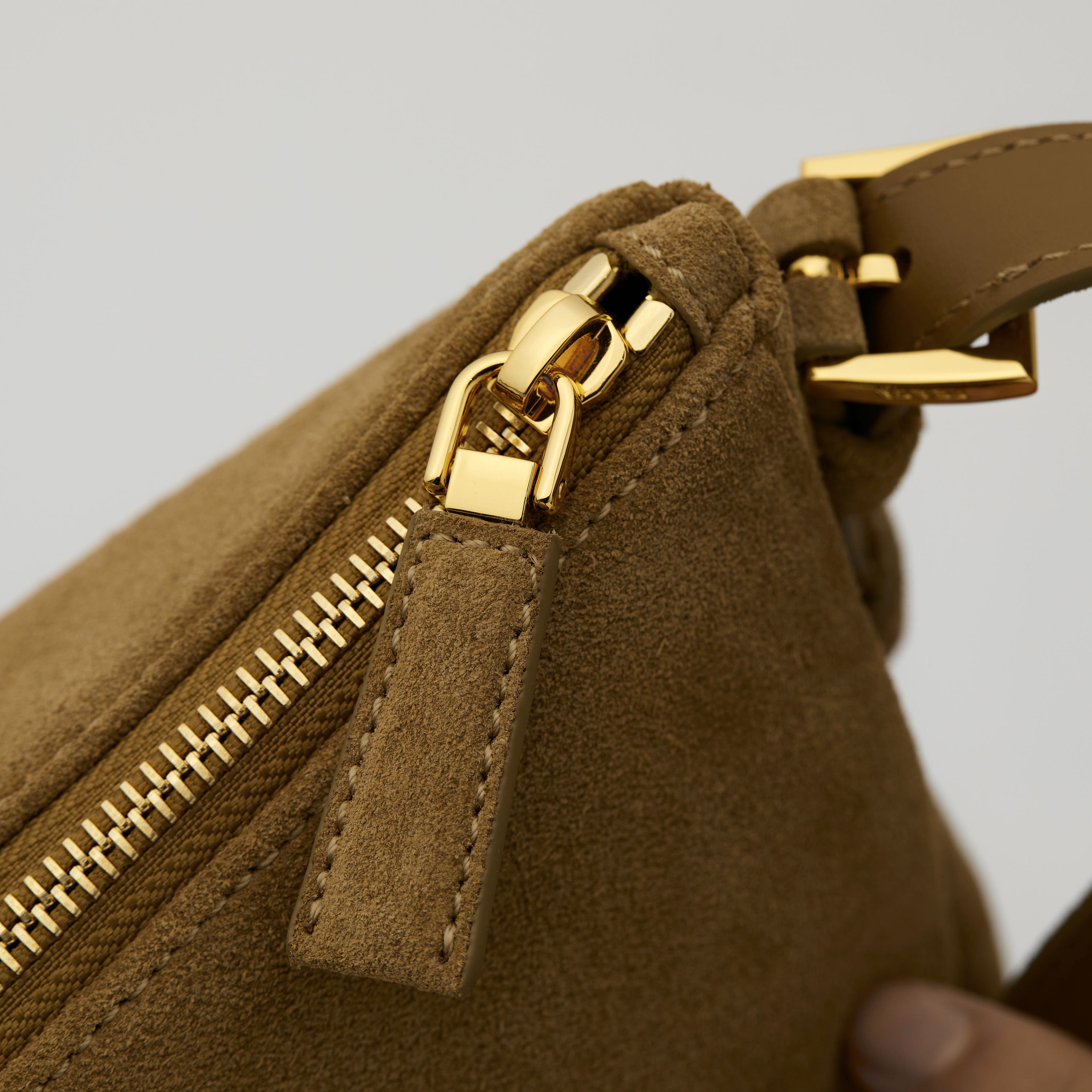 p710。 【特级原厂】🎉🎉🎉1BC229/肉桂色/磨砂皮🔥🔥🔥Prada Etude小号绒面皮革 
2025秋冬系列广告大片中的全新Prada Aim&eacute;e手袋造型精致优雅，设计灵感源自1990年代的极简主义风格。采用柔软的绒面牛皮革打造，让人不由得想将其拿在手上，亦可轻松单肩背。&middot;搭配可调节提手。最小垂长38厘米-最大垂长28厘米
●可拆卸钥匙扣
&middot;金属五金配件
&middot;正面涂珐琅三角形金属徽标
&middot;拉链开合
&middot;内里配2个内袋，包括1个拉链袋
宽:31cm&times;高:18cm&times;长:10cm