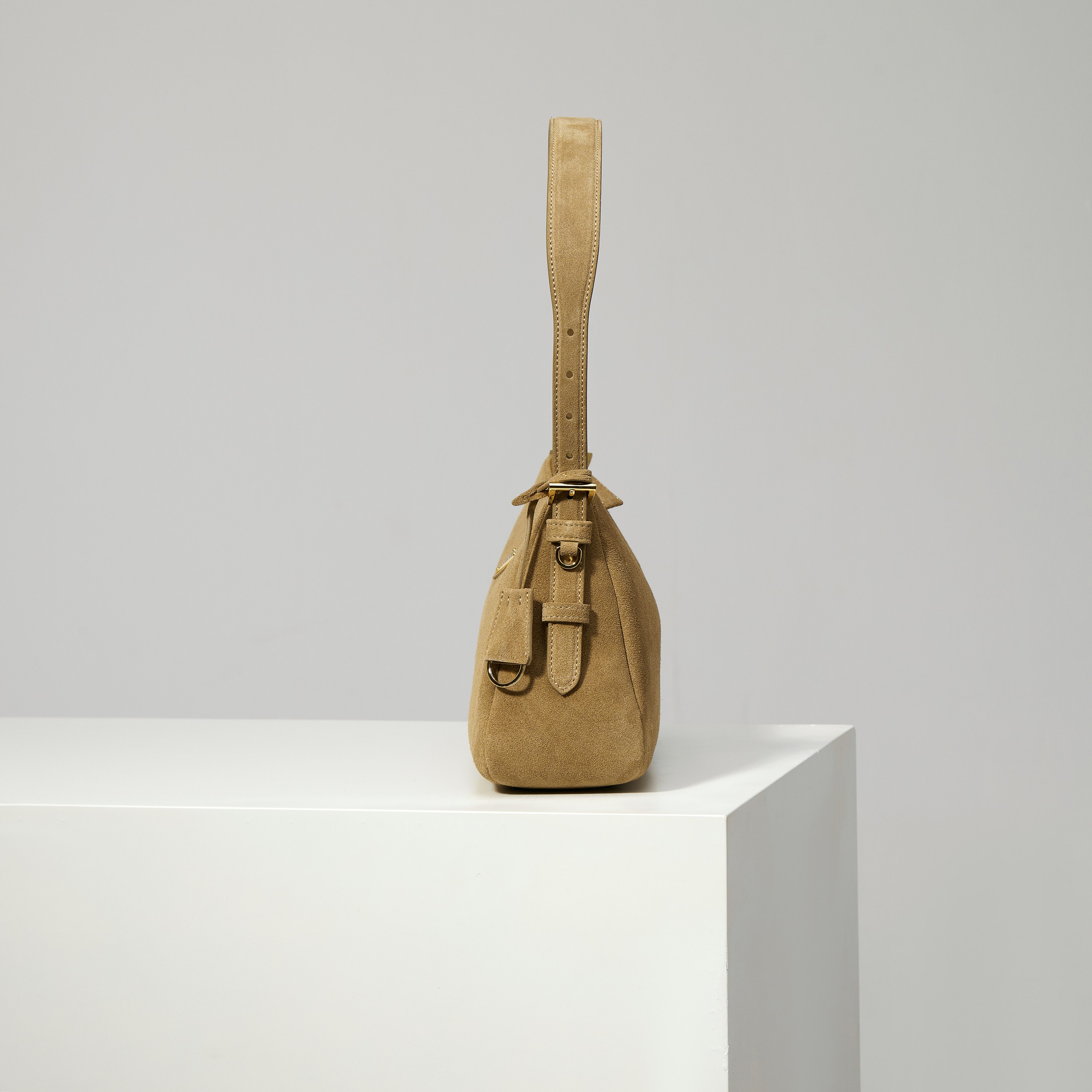 p710。 【特级原厂】🎉🎉🎉1BC229/肉桂色/磨砂皮🔥🔥🔥Prada Etude小号绒面皮革 
2025秋冬系列广告大片中的全新Prada Aim&eacute;e手袋造型精致优雅，设计灵感源自1990年代的极简主义风格。采用柔软的绒面牛皮革打造，让人不由得想将其拿在手上，亦可轻松单肩背。&middot;搭配可调节提手。最小垂长38厘米-最大垂长28厘米
●可拆卸钥匙扣
&middot;金属五金配件
&middot;正面涂珐琅三角形金属徽标
&middot;拉链开合
&middot;内里配2个内袋，包括1个拉链袋
宽:31cm&times;高:18cm&times;长:10cm