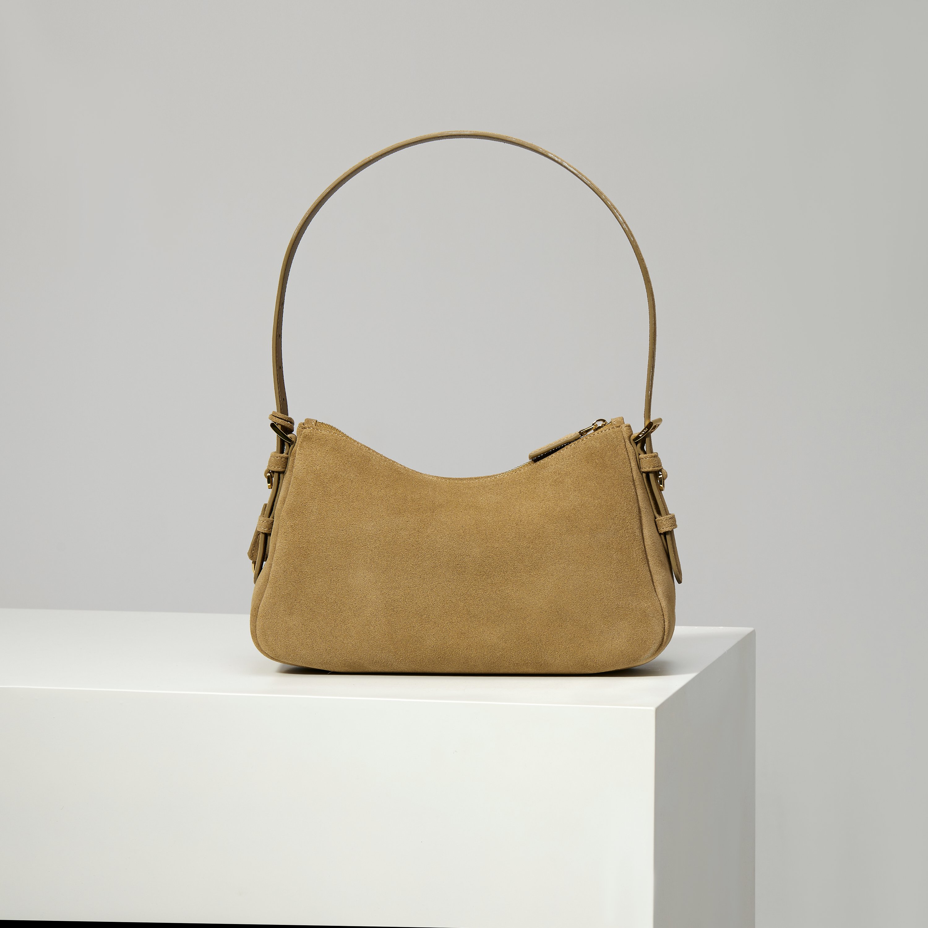 p710。 【特级原厂】🎉🎉🎉1BC229/肉桂色/磨砂皮🔥🔥🔥Prada Etude小号绒面皮革 
2025秋冬系列广告大片中的全新Prada Aim&eacute;e手袋造型精致优雅，设计灵感源自1990年代的极简主义风格。采用柔软的绒面牛皮革打造，让人不由得想将其拿在手上，亦可轻松单肩背。&middot;搭配可调节提手。最小垂长38厘米-最大垂长28厘米
●可拆卸钥匙扣
&middot;金属五金配件
&middot;正面涂珐琅三角形金属徽标
&middot;拉链开合
&middot;内里配2个内袋，包括1个拉链袋
宽:31cm&times;高:18cm&times;长:10cm