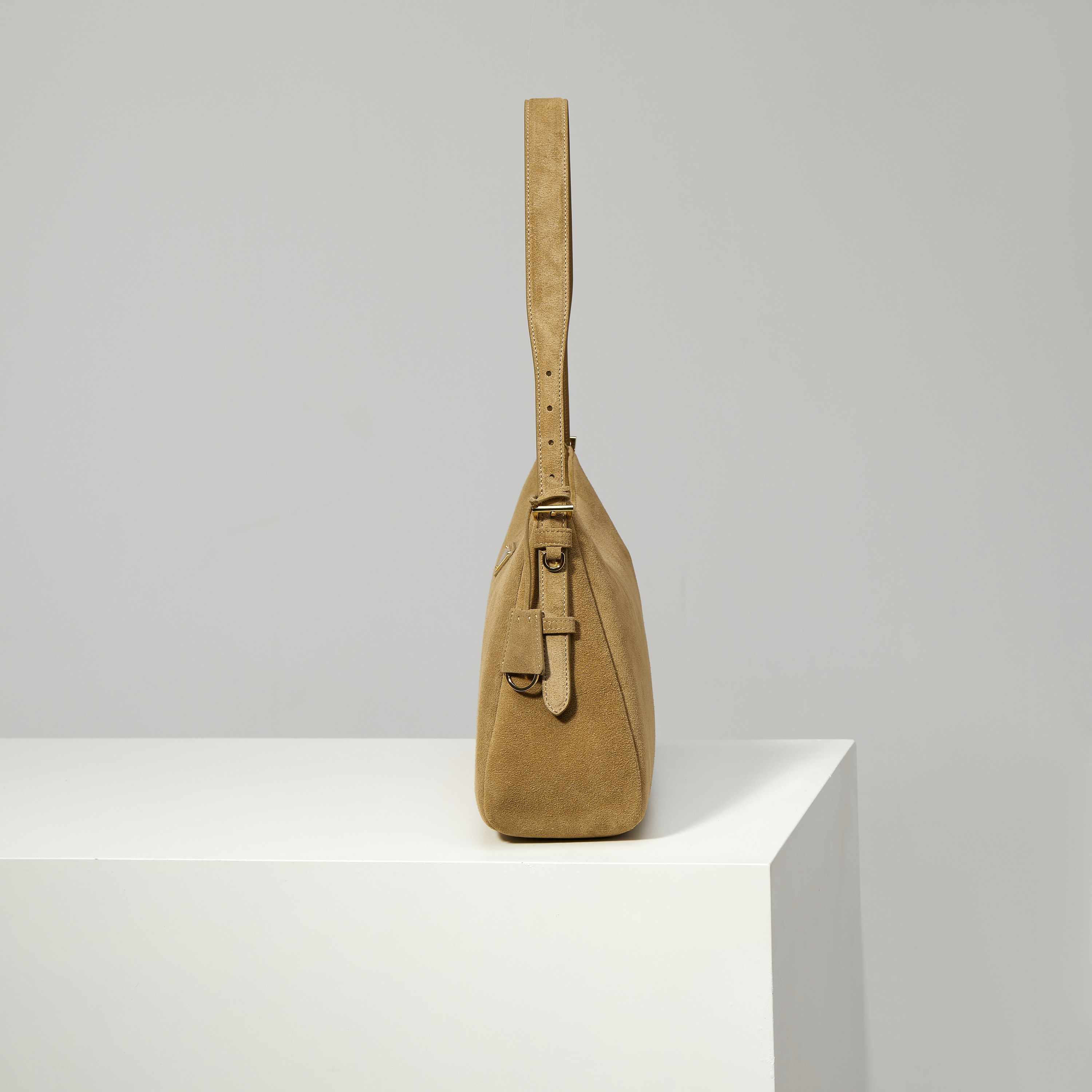 p760。 【特级原厂】🎉🎉🎉1BC228/肉桂色/磨砂皮🔥🔥🔥Prada Etude大号绒面皮革
2025秋冬系列广告大片中的全新Prada Aimee手袋从精致优雅的1990年代极简风格中汲取灵感，Hobo款型融合当代时尚线条，搭配档案库细节设计。采用柔软的绒面牛皮革打造，将背包时的自然动作融入设计考量，可肩背或斜挎。
&bull; 带手提柄
&bull;可拆卸钥匙扣
&bull;金属五金配件
&bull; 涂珐琅三角形金属徽标
&bull;拉链开合
&bull;带内里配2个口袋，包括1个拉链袋
宽39cm&times;高23cm&times;长12厘米