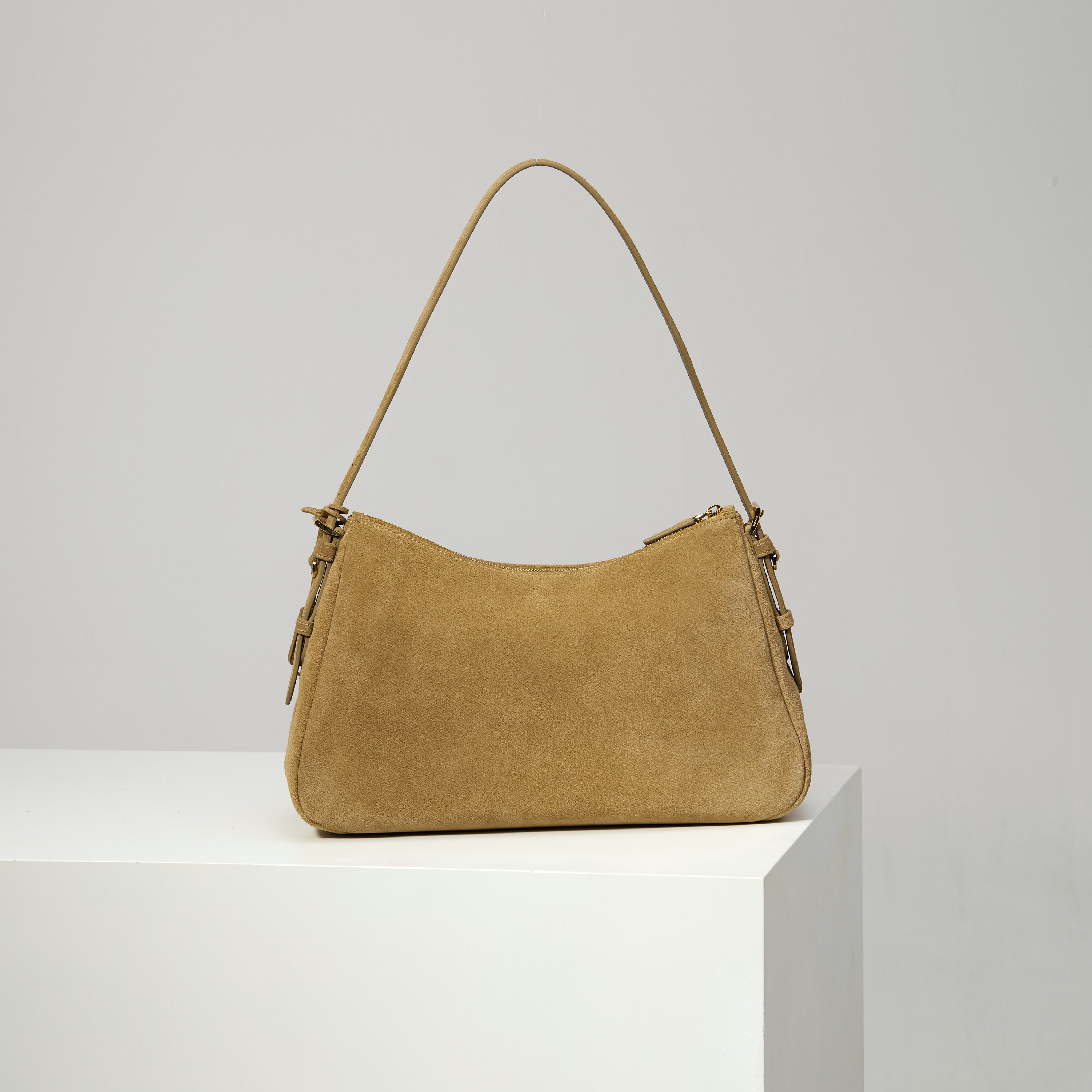 p760。 【特级原厂】🎉🎉🎉1BC228/肉桂色/磨砂皮🔥🔥🔥Prada Etude大号绒面皮革
2025秋冬系列广告大片中的全新Prada Aimee手袋从精致优雅的1990年代极简风格中汲取灵感，Hobo款型融合当代时尚线条，搭配档案库细节设计。采用柔软的绒面牛皮革打造，将背包时的自然动作融入设计考量，可肩背或斜挎。
&bull; 带手提柄
&bull;可拆卸钥匙扣
&bull;金属五金配件
&bull; 涂珐琅三角形金属徽标
&bull;拉链开合
&bull;带内里配2个口袋，包括1个拉链袋
宽39cm&times;高23cm&times;长12厘米