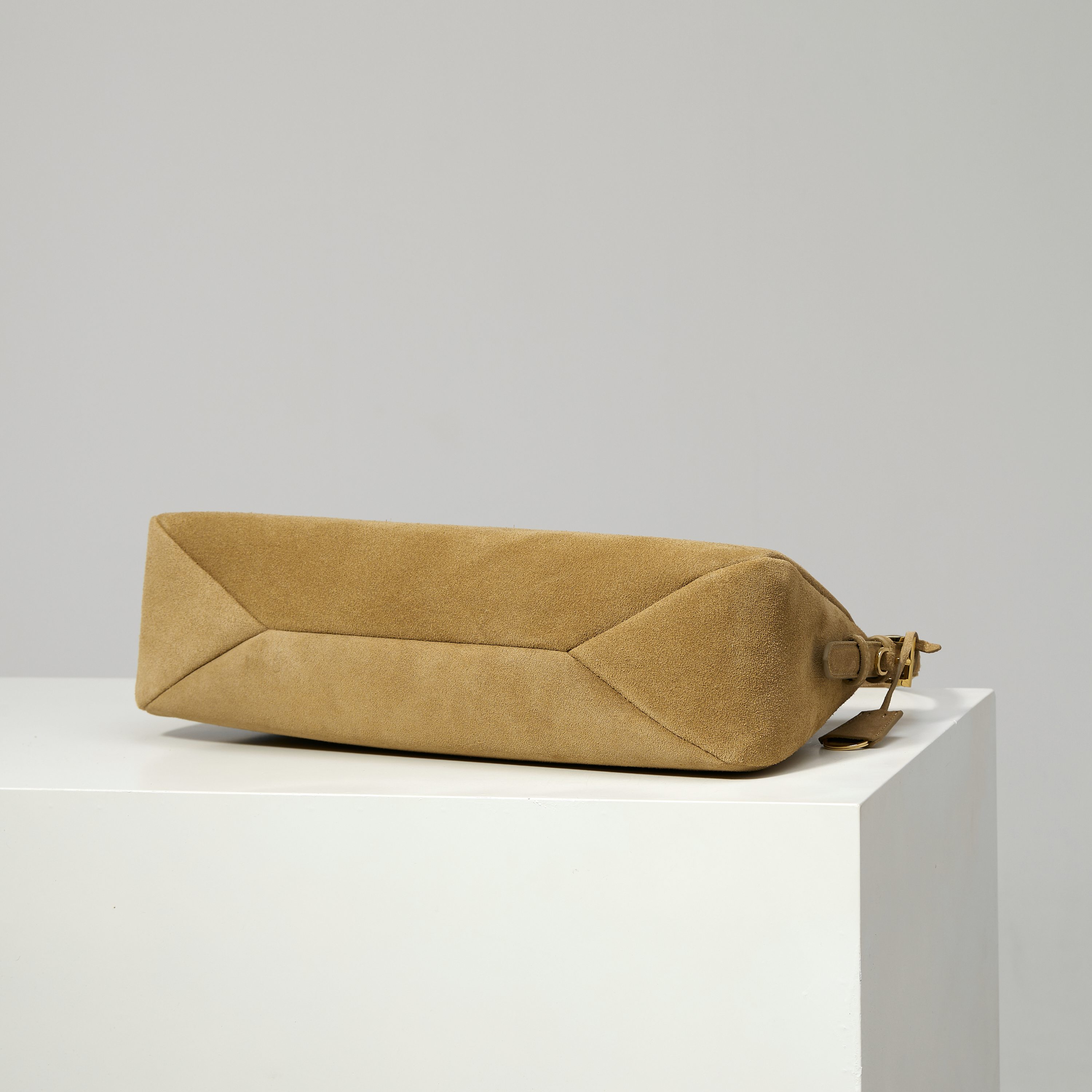 p760。 【特级原厂】🎉🎉🎉1BC228/肉桂色/磨砂皮🔥🔥🔥Prada Etude大号绒面皮革
2025秋冬系列广告大片中的全新Prada Aimee手袋从精致优雅的1990年代极简风格中汲取灵感，Hobo款型融合当代时尚线条，搭配档案库细节设计。采用柔软的绒面牛皮革打造，将背包时的自然动作融入设计考量，可肩背或斜挎。
&bull; 带手提柄
&bull;可拆卸钥匙扣
&bull;金属五金配件
&bull; 涂珐琅三角形金属徽标
&bull;拉链开合
&bull;带内里配2个口袋，包括1个拉链袋
宽39cm&times;高23cm&times;长12厘米