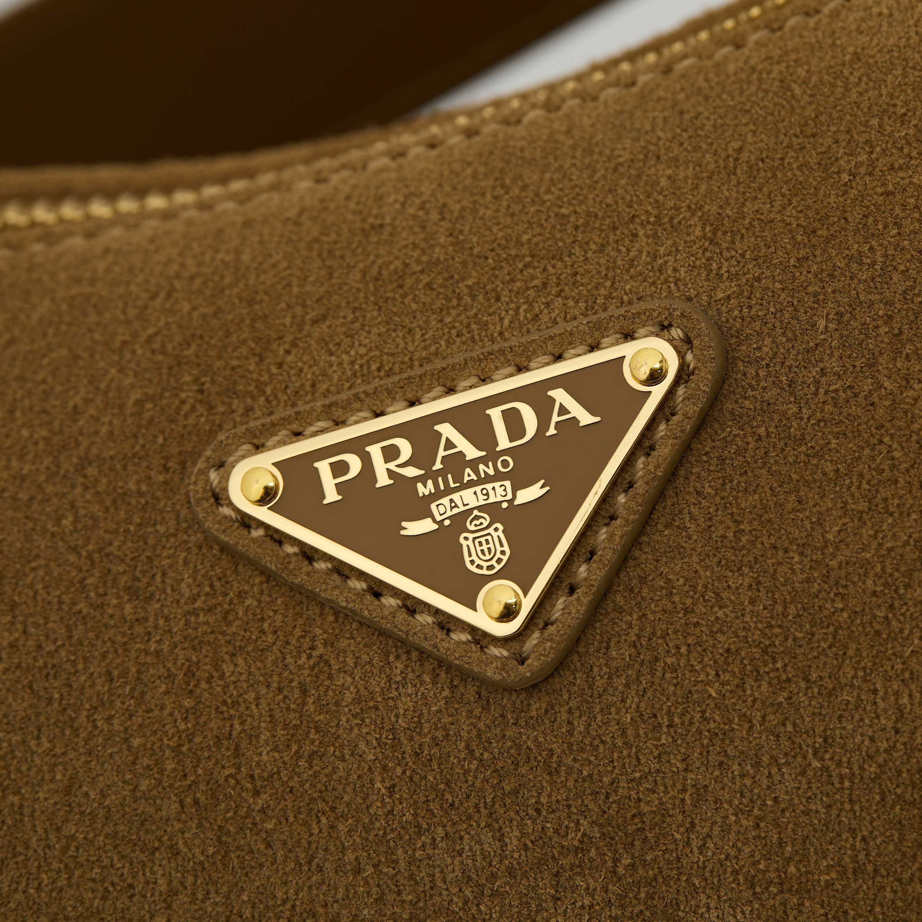 p760。 【特级原厂】🎉🎉🎉1BC228/肉桂色/磨砂皮🔥🔥🔥Prada Etude大号绒面皮革
2025秋冬系列广告大片中的全新Prada Aimee手袋从精致优雅的1990年代极简风格中汲取灵感，Hobo款型融合当代时尚线条，搭配档案库细节设计。采用柔软的绒面牛皮革打造，将背包时的自然动作融入设计考量，可肩背或斜挎。
&bull; 带手提柄
&bull;可拆卸钥匙扣
&bull;金属五金配件
&bull; 涂珐琅三角形金属徽标
&bull;拉链开合
&bull;带内里配2个口袋，包括1个拉链袋
宽39cm&times;高23cm&times;长12厘米