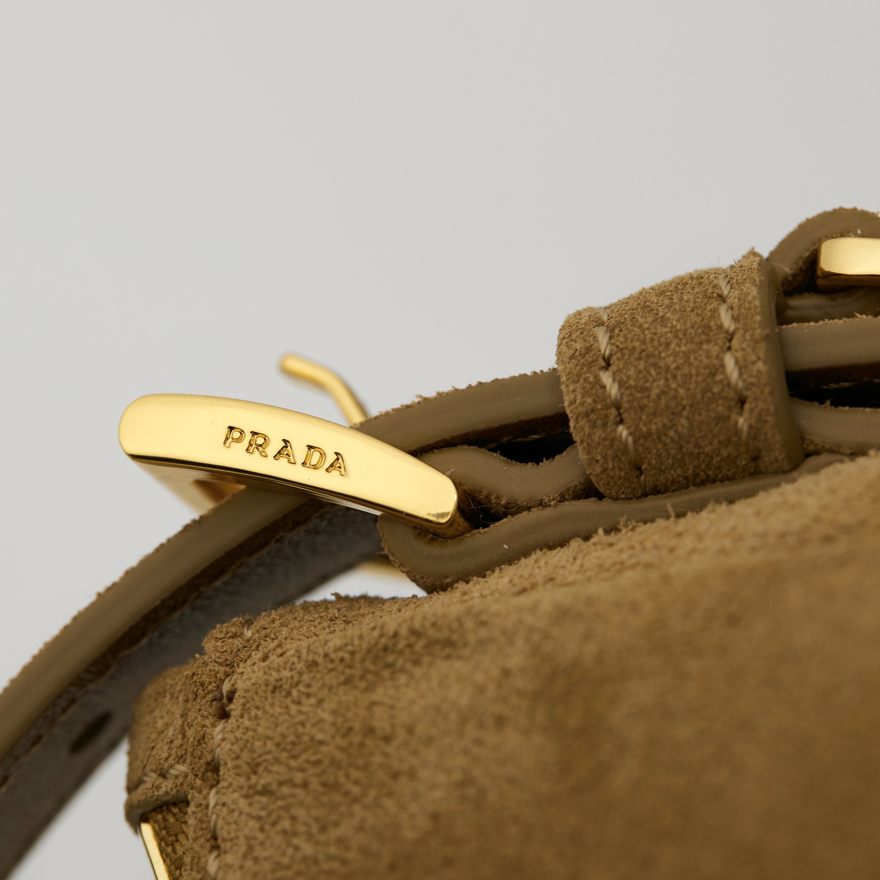 p760。 【特级原厂】🎉🎉🎉1BC228/肉桂色/磨砂皮🔥🔥🔥Prada Etude大号绒面皮革
2025秋冬系列广告大片中的全新Prada Aimee手袋从精致优雅的1990年代极简风格中汲取灵感，Hobo款型融合当代时尚线条，搭配档案库细节设计。采用柔软的绒面牛皮革打造，将背包时的自然动作融入设计考量，可肩背或斜挎。
&bull; 带手提柄
&bull;可拆卸钥匙扣
&bull;金属五金配件
&bull; 涂珐琅三角形金属徽标
&bull;拉链开合
&bull;带内里配2个口袋，包括1个拉链袋
宽39cm&times;高23cm&times;长12厘米