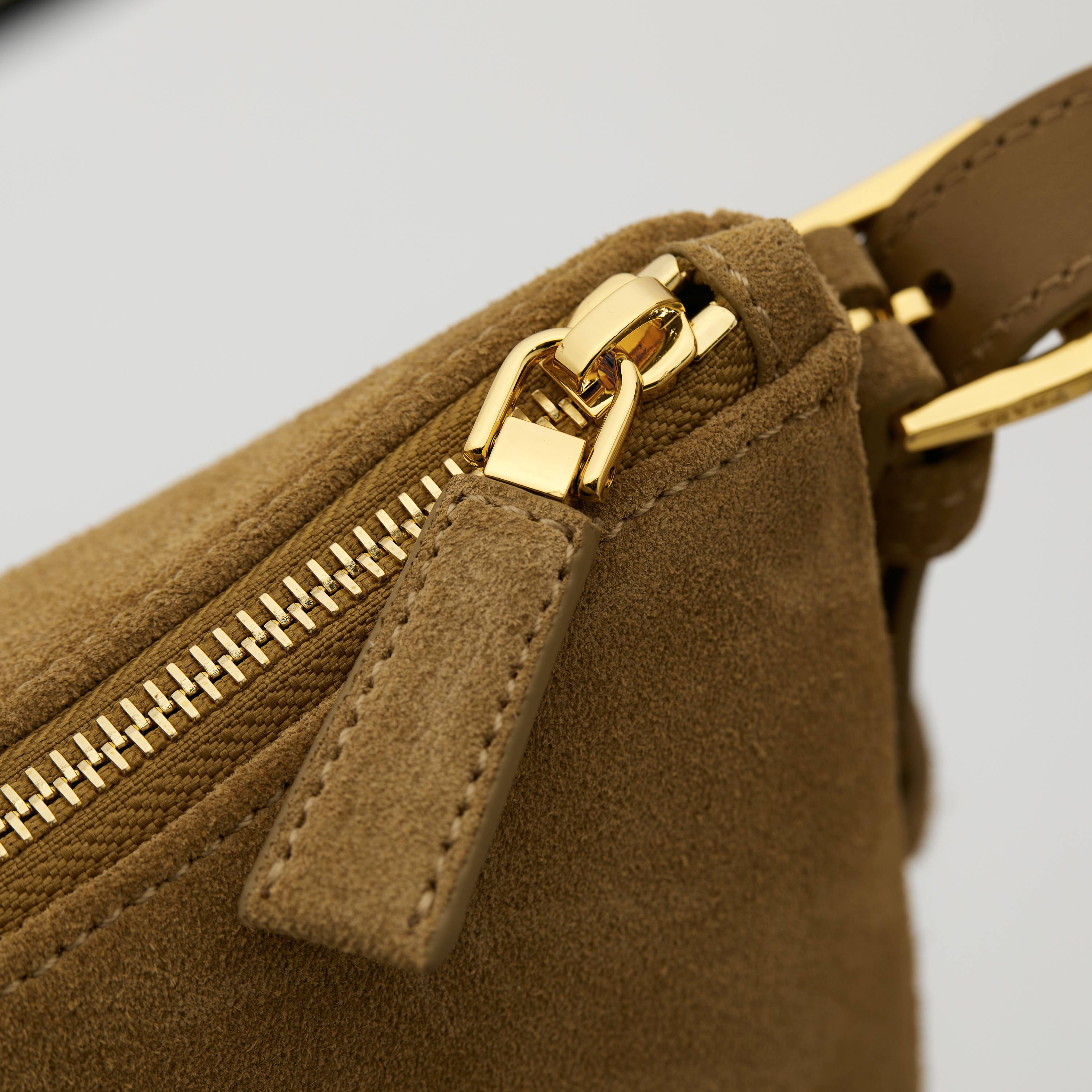 p760。 【特级原厂】🎉🎉🎉1BC228/肉桂色/磨砂皮🔥🔥🔥Prada Etude大号绒面皮革
2025秋冬系列广告大片中的全新Prada Aimee手袋从精致优雅的1990年代极简风格中汲取灵感，Hobo款型融合当代时尚线条，搭配档案库细节设计。采用柔软的绒面牛皮革打造，将背包时的自然动作融入设计考量，可肩背或斜挎。
&bull; 带手提柄
&bull;可拆卸钥匙扣
&bull;金属五金配件
&bull; 涂珐琅三角形金属徽标
&bull;拉链开合
&bull;带内里配2个口袋，包括1个拉链袋
宽39cm&times;高23cm&times;长12厘米