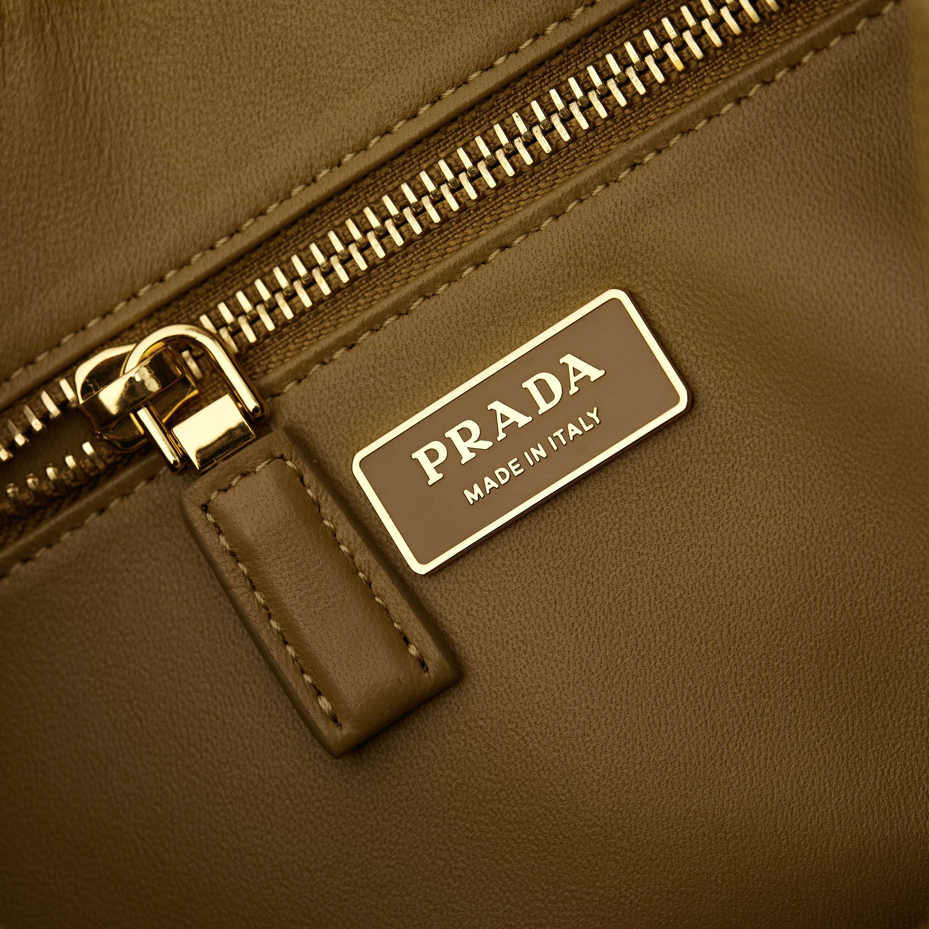 p760。 【特级原厂】🎉🎉🎉1BC228/肉桂色/磨砂皮🔥🔥🔥Prada Etude大号绒面皮革
2025秋冬系列广告大片中的全新Prada Aimee手袋从精致优雅的1990年代极简风格中汲取灵感，Hobo款型融合当代时尚线条，搭配档案库细节设计。采用柔软的绒面牛皮革打造，将背包时的自然动作融入设计考量，可肩背或斜挎。
&bull; 带手提柄
&bull;可拆卸钥匙扣
&bull;金属五金配件
&bull; 涂珐琅三角形金属徽标
&bull;拉链开合
&bull;带内里配2个口袋，包括1个拉链袋
宽39cm&times;高23cm&times;长12厘米