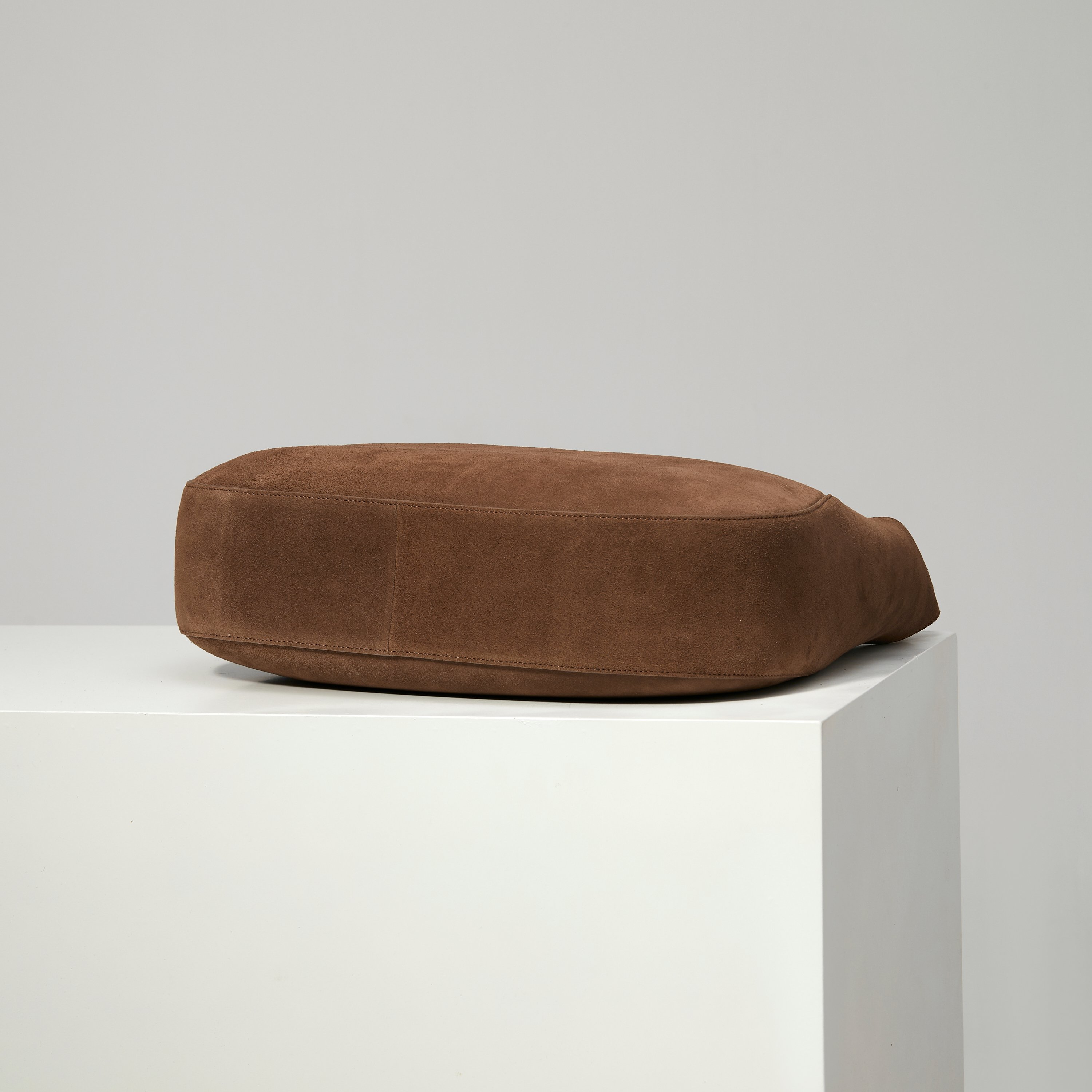 p790。【特级原厂】🎉🎉🎉1BC181/磨砂棕/麂皮🔥🔥🔥🔥Cleo🎉新款超大号斜挎包🎉🎉
这款斜挎包采用进口麂皮（磨砂皮），内配进口羊皮，不管斜挎还是单肩都是很有味道，上身效果杆杆的。超大容量实用性非要强 ，手感柔软，满满的的高级感。喜欢的宝宝们。赶紧入手吧
尺寸：长40x高30x底9cm🎉🎉🎉
