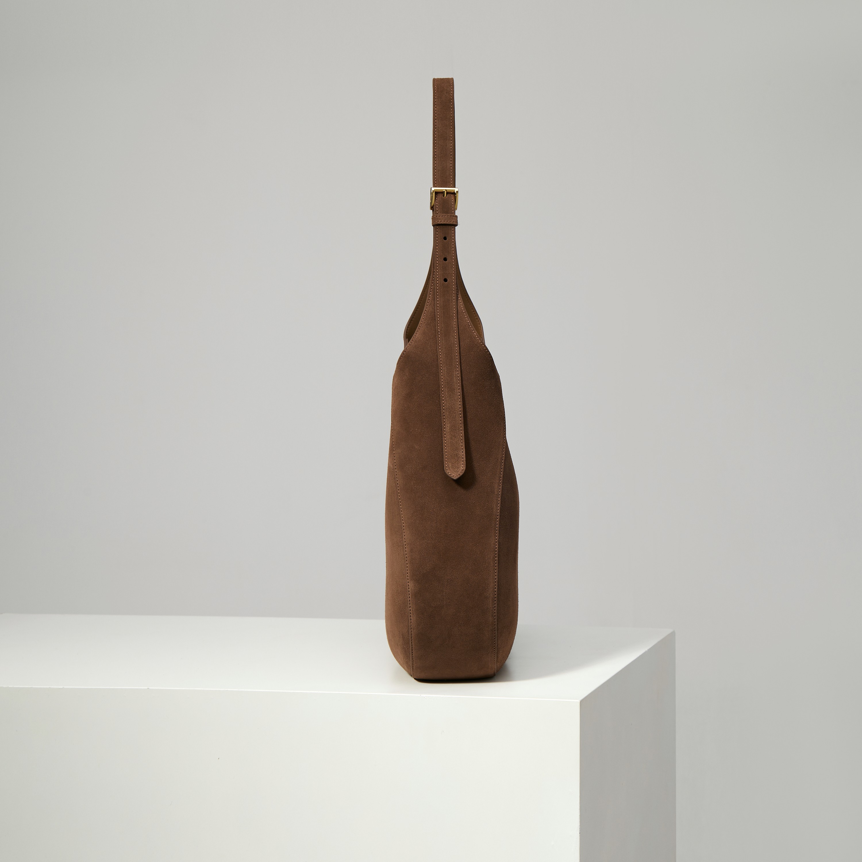 p790。【特级原厂】🎉🎉🎉1BC181/磨砂棕/麂皮🔥🔥🔥🔥Cleo🎉新款超大号斜挎包🎉🎉
这款斜挎包采用进口麂皮（磨砂皮），内配进口羊皮，不管斜挎还是单肩都是很有味道，上身效果杆杆的。超大容量实用性非要强 ，手感柔软，满满的的高级感。喜欢的宝宝们。赶紧入手吧
尺寸：长40x高30x底9cm🎉🎉🎉
