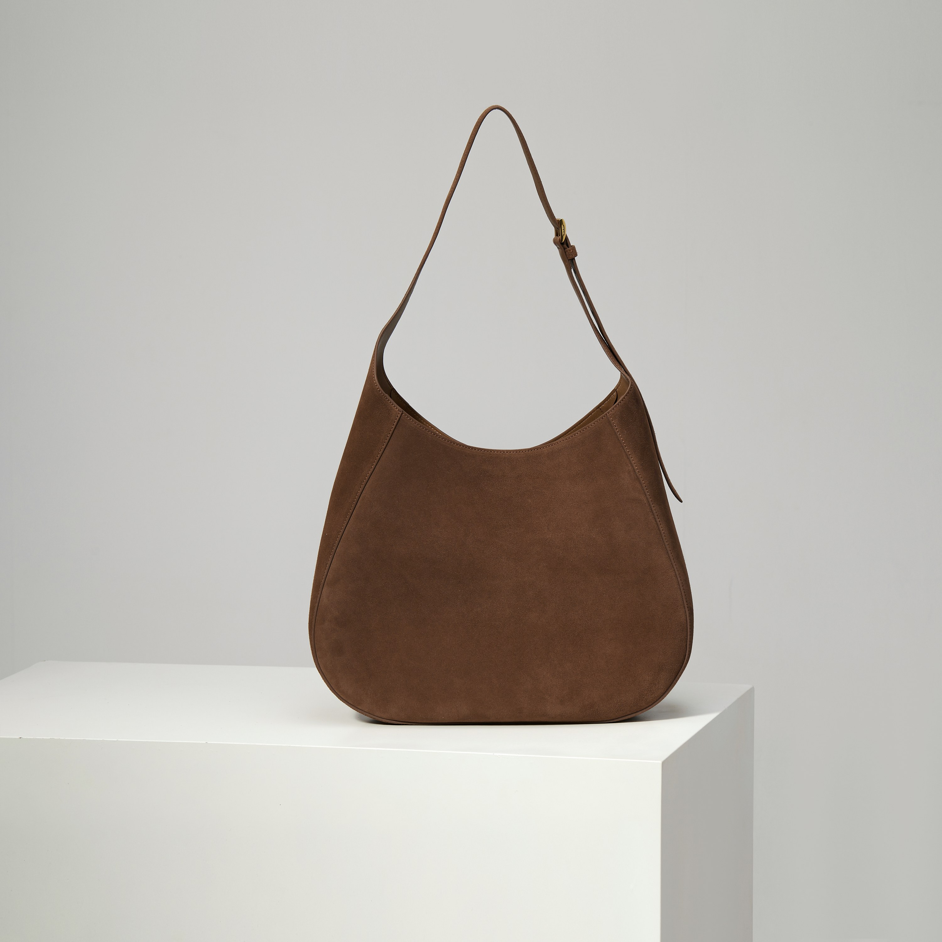 p790。【特级原厂】🎉🎉🎉1BC181/磨砂棕/麂皮🔥🔥🔥🔥Cleo🎉新款超大号斜挎包🎉🎉
这款斜挎包采用进口麂皮（磨砂皮），内配进口羊皮，不管斜挎还是单肩都是很有味道，上身效果杆杆的。超大容量实用性非要强 ，手感柔软，满满的的高级感。喜欢的宝宝们。赶紧入手吧
尺寸：长40x高30x底9cm🎉🎉🎉
