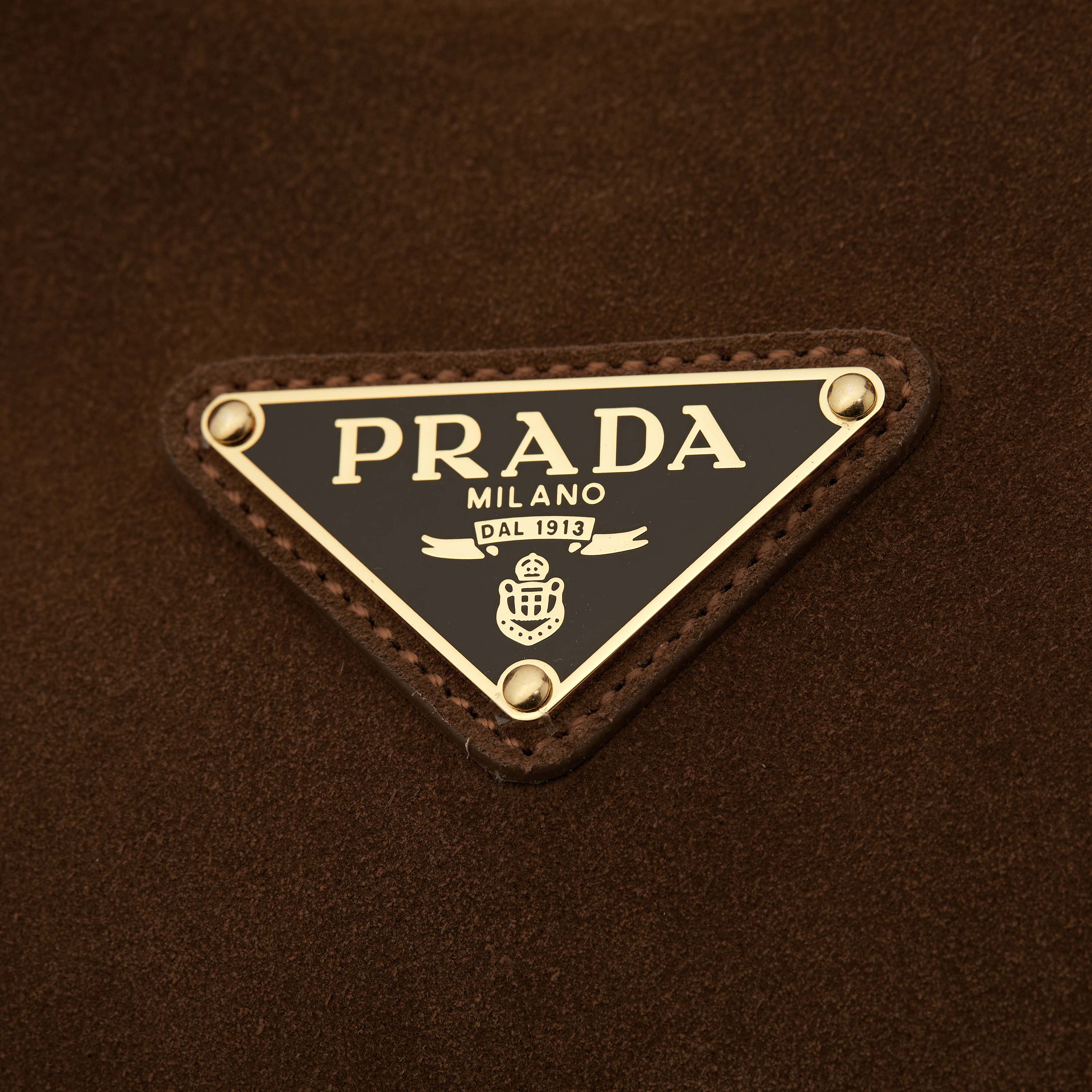 p790。【特级原厂】🎉🎉🎉1BC181/磨砂棕/麂皮🔥🔥🔥🔥Cleo🎉新款超大号斜挎包🎉🎉
这款斜挎包采用进口麂皮（磨砂皮），内配进口羊皮，不管斜挎还是单肩都是很有味道，上身效果杆杆的。超大容量实用性非要强 ，手感柔软，满满的的高级感。喜欢的宝宝们。赶紧入手吧
尺寸：长40x高30x底9cm🎉🎉🎉
