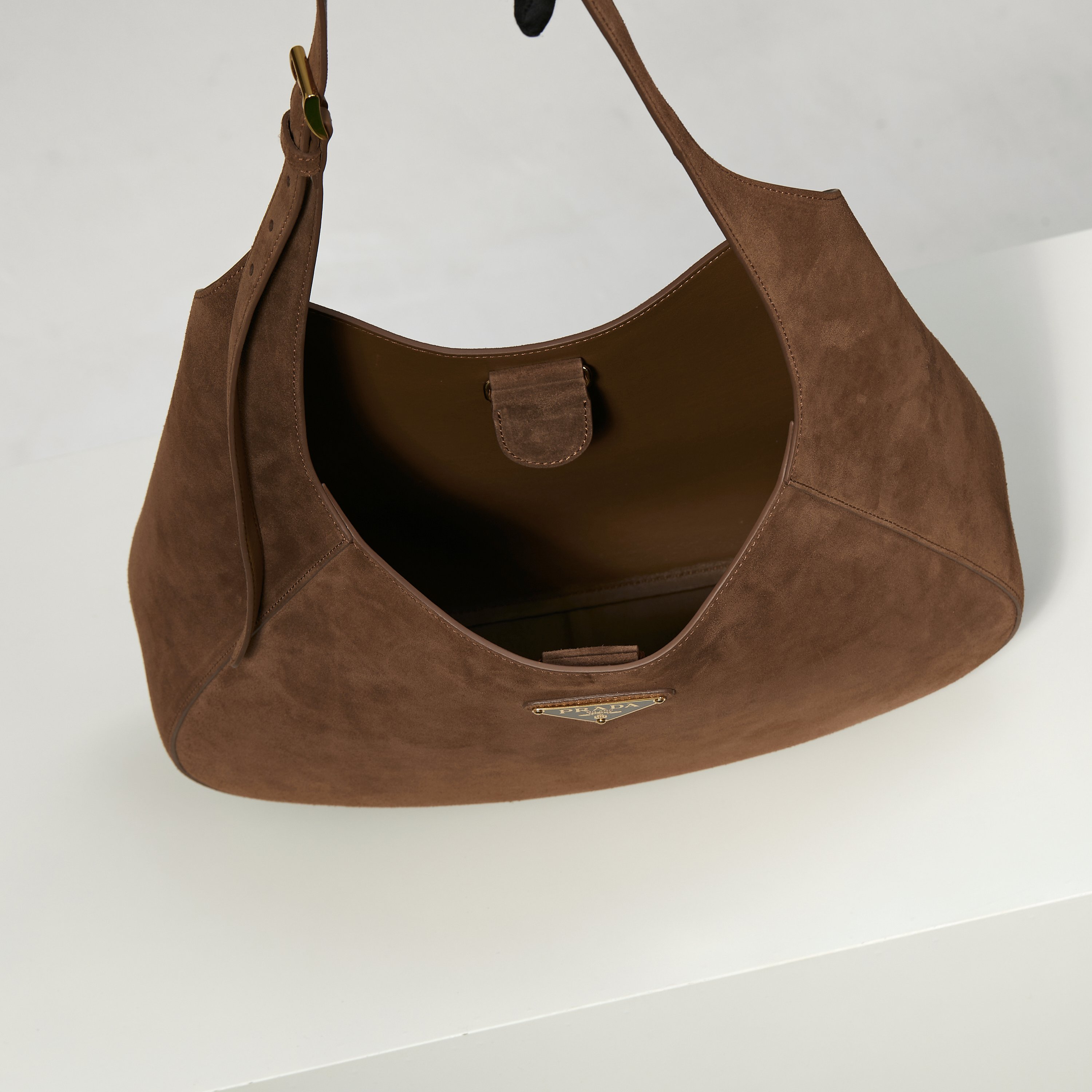 p790。【特级原厂】🎉🎉🎉1BC181/磨砂棕/麂皮🔥🔥🔥🔥Cleo🎉新款超大号斜挎包🎉🎉
这款斜挎包采用进口麂皮（磨砂皮），内配进口羊皮，不管斜挎还是单肩都是很有味道，上身效果杆杆的。超大容量实用性非要强 ，手感柔软，满满的的高级感。喜欢的宝宝们。赶紧入手吧
尺寸：长40x高30x底9cm🎉🎉🎉
