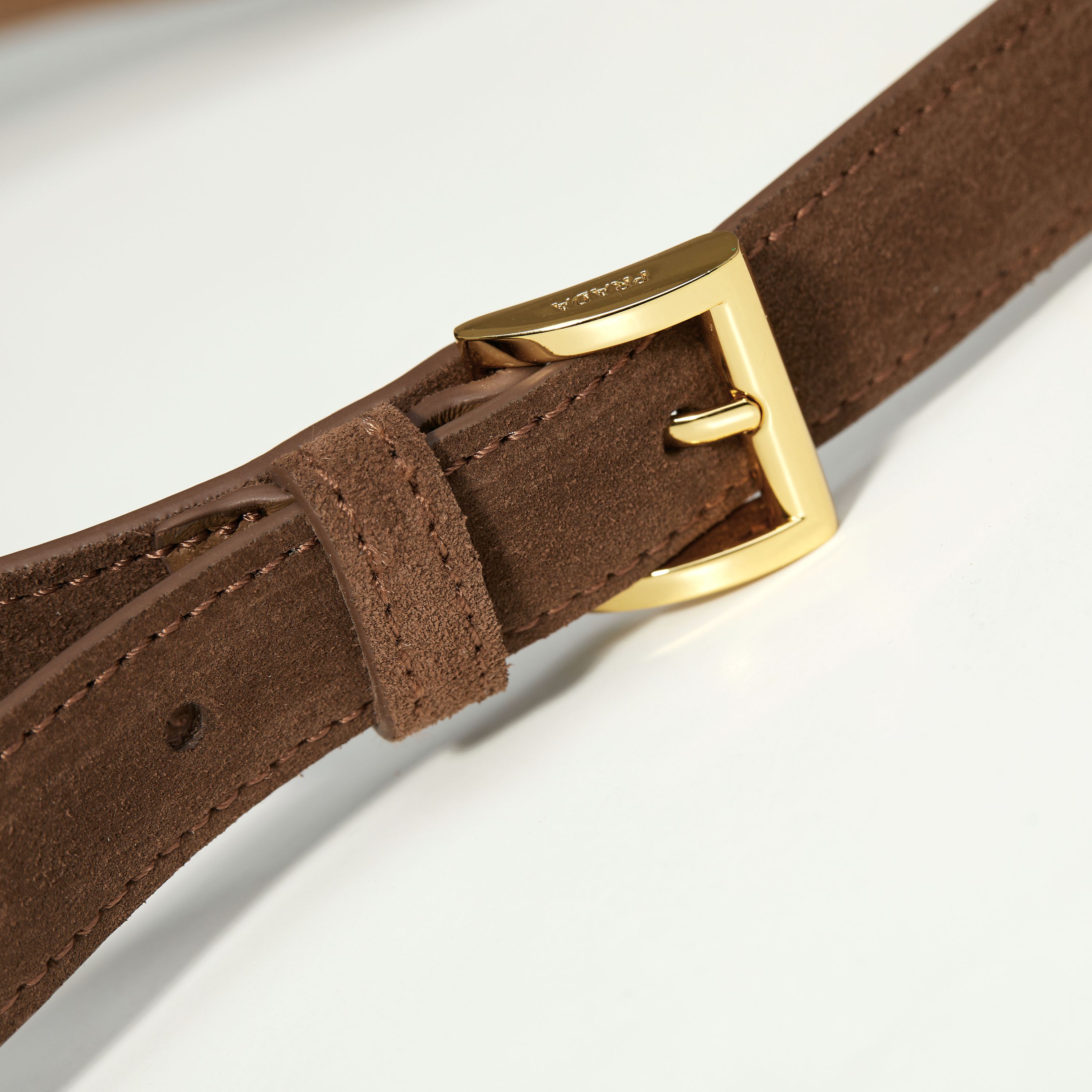 p790。【特级原厂】🎉🎉🎉1BC181/磨砂棕/麂皮🔥🔥🔥🔥Cleo🎉新款超大号斜挎包🎉🎉
这款斜挎包采用进口麂皮（磨砂皮），内配进口羊皮，不管斜挎还是单肩都是很有味道，上身效果杆杆的。超大容量实用性非要强 ，手感柔软，满满的的高级感。喜欢的宝宝们。赶紧入手吧
尺寸：长40x高30x底9cm🎉🎉🎉
