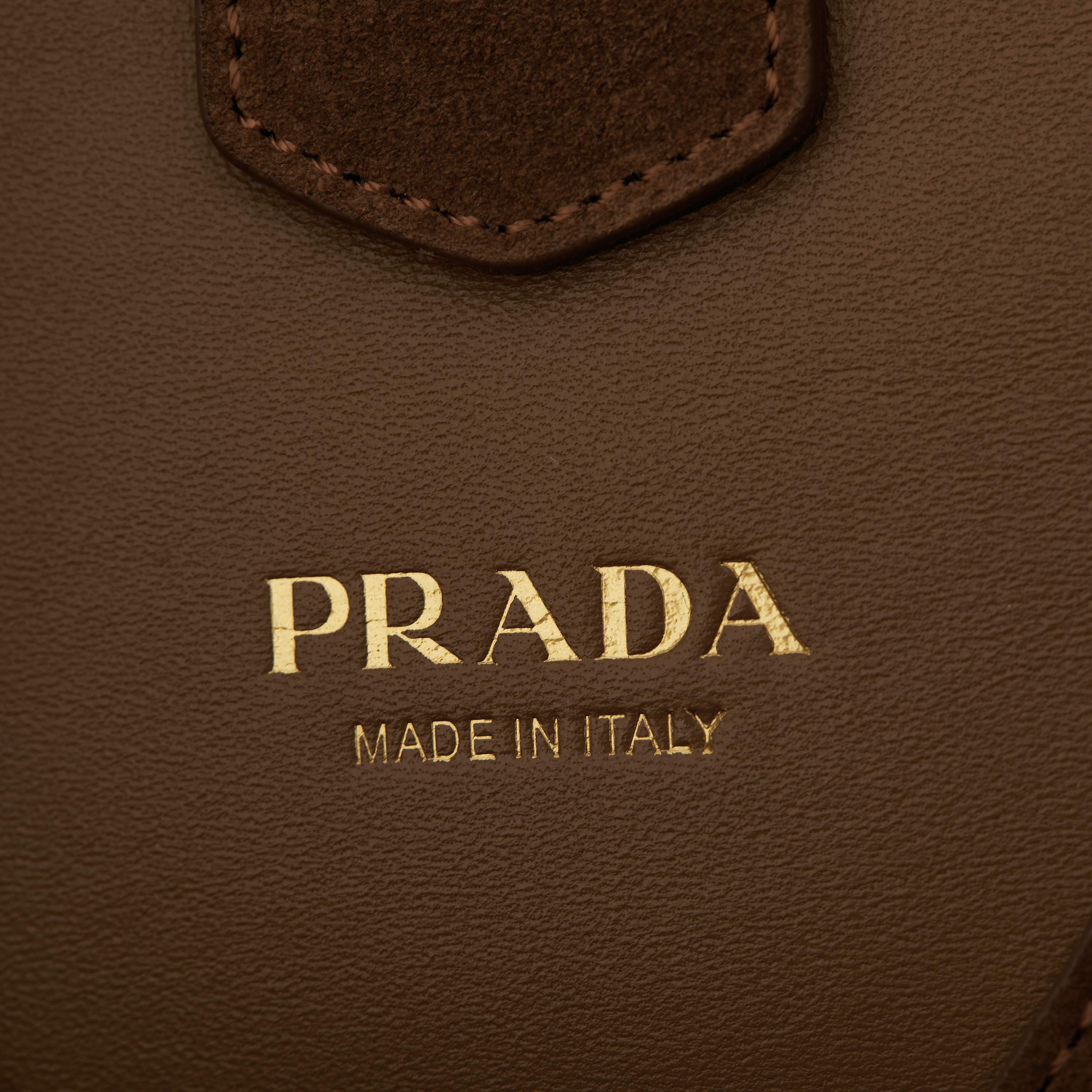 p790。【特级原厂】🎉🎉🎉1BC181/磨砂棕/麂皮🔥🔥🔥🔥Cleo🎉新款超大号斜挎包🎉🎉
这款斜挎包采用进口麂皮（磨砂皮），内配进口羊皮，不管斜挎还是单肩都是很有味道，上身效果杆杆的。超大容量实用性非要强 ，手感柔软，满满的的高级感。喜欢的宝宝们。赶紧入手吧
尺寸：长40x高30x底9cm🎉🎉🎉
