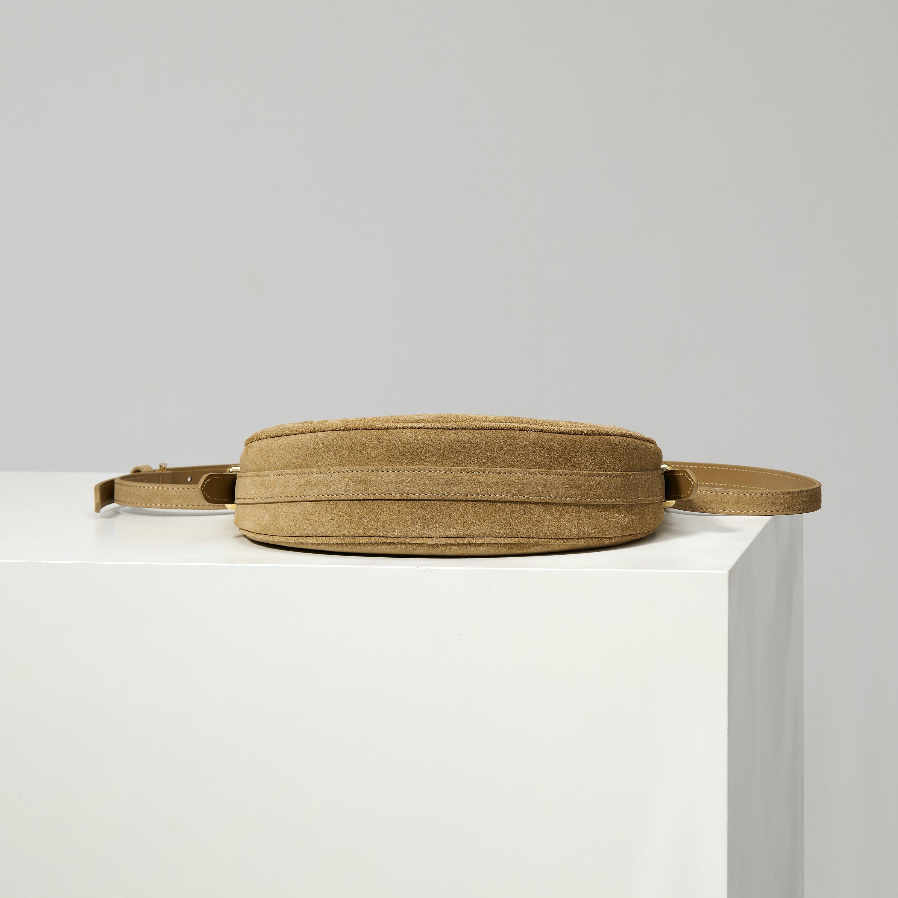 p640。  【特级原厂】🎉🎉🎉1BC194/肉桂色/磨砂皮🔥🔥🔥
新品首发🌟新品Arque绒面麂皮腋下包1BC194

Arque腋下包已成为主流时尚趋势啦！
超级百搭好看时髦潮人一定要买它！
全新牛皮精心打造
配有一长一短两条肩带
随意切换各种背法
正面三角徽标
不仅实用轻便又好看
空间宽大的内部隔层，简直是太棒了👏
时尚潮人新宠
完美细节媲美砖柜超级棒5🌟
尺寸:长22.5*高18.5*款6cm