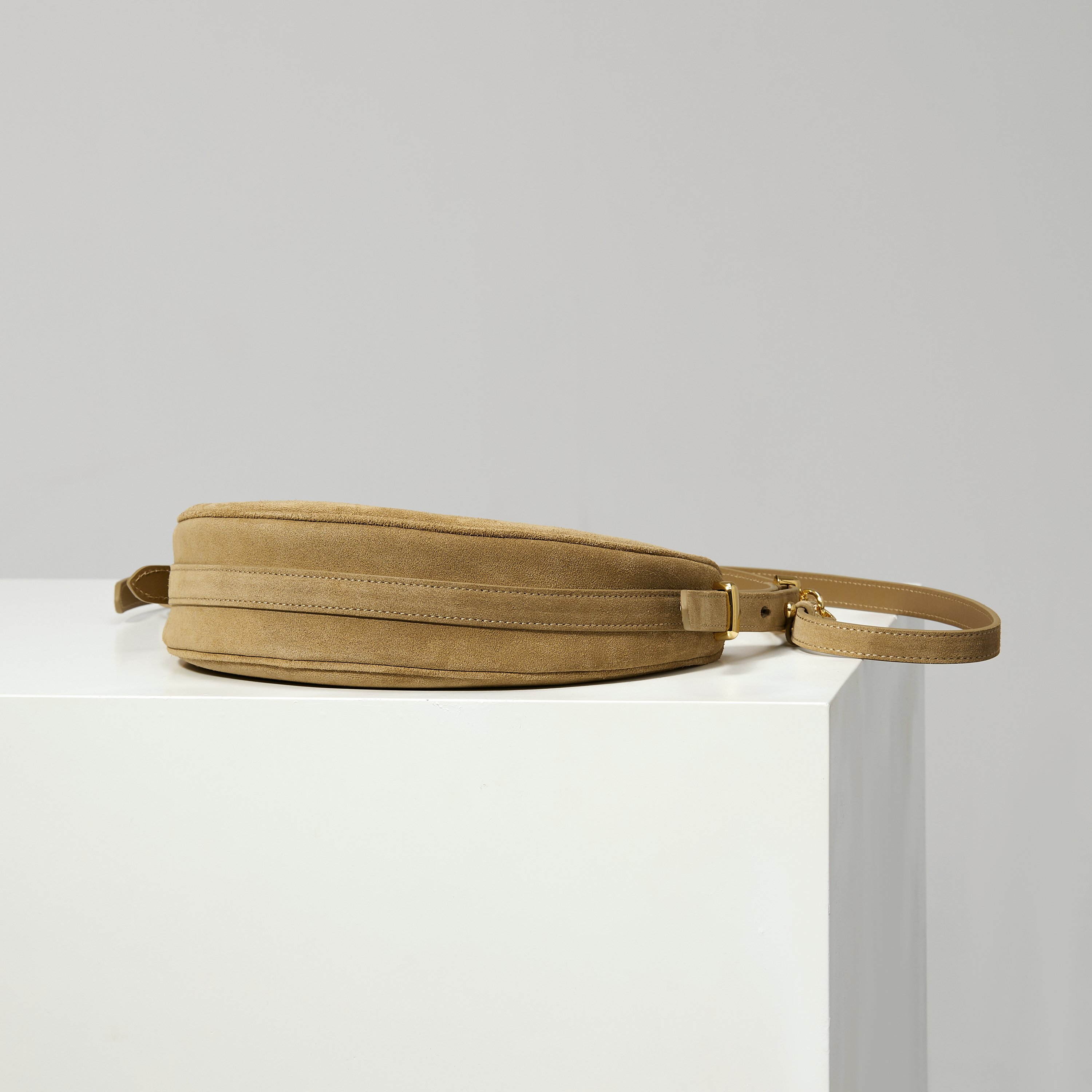 p640。  【特级原厂】🎉🎉🎉1BC194/肉桂色/磨砂皮🔥🔥🔥
新品首发🌟新品Arque绒面麂皮腋下包1BC194

Arque腋下包已成为主流时尚趋势啦！
超级百搭好看时髦潮人一定要买它！
全新牛皮精心打造
配有一长一短两条肩带
随意切换各种背法
正面三角徽标
不仅实用轻便又好看
空间宽大的内部隔层，简直是太棒了👏
时尚潮人新宠
完美细节媲美砖柜超级棒5🌟
尺寸:长22.5*高18.5*款6cm