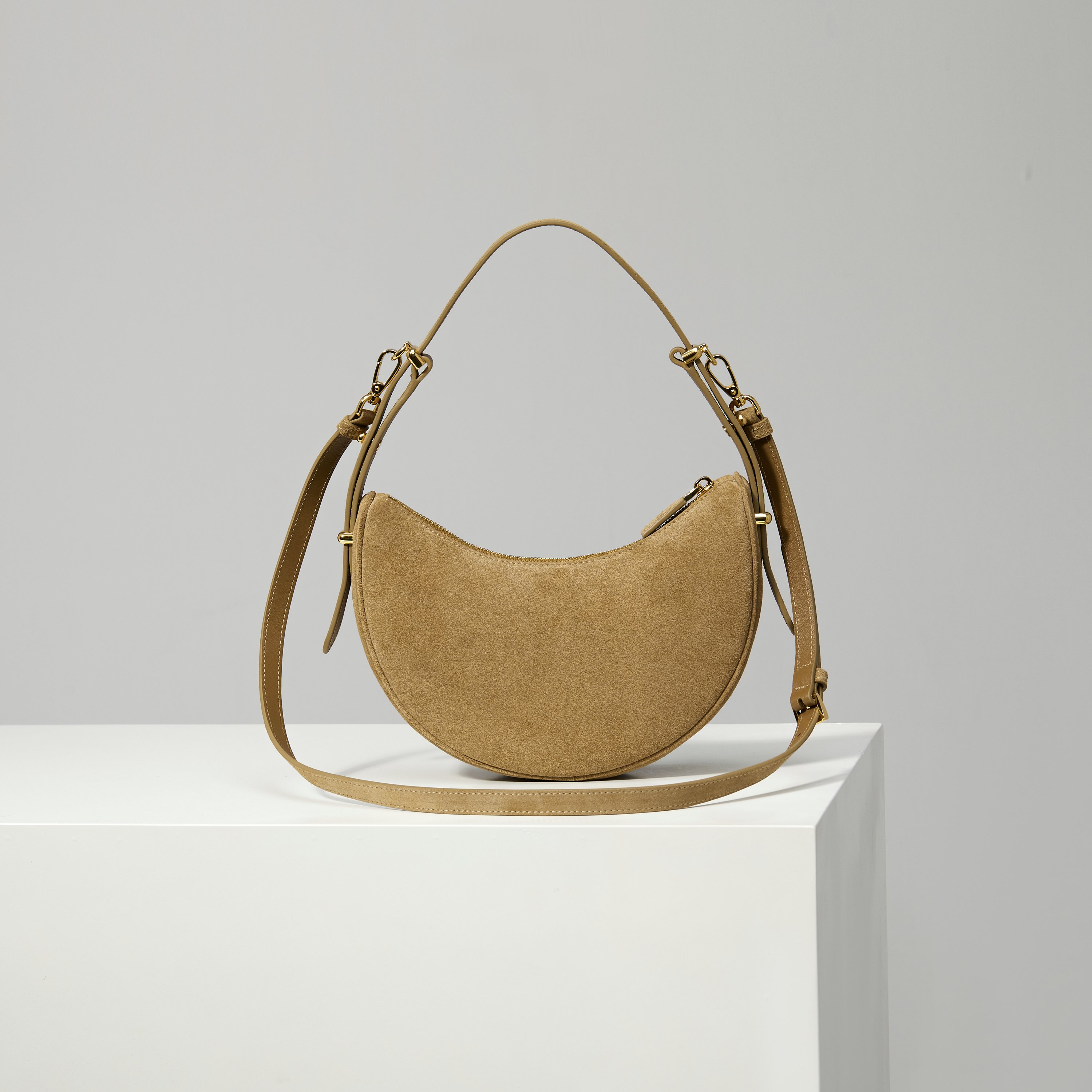 p640。  【特级原厂】🎉🎉🎉1BC194/肉桂色/磨砂皮🔥🔥🔥
新品首发🌟新品Arque绒面麂皮腋下包1BC194

Arque腋下包已成为主流时尚趋势啦！
超级百搭好看时髦潮人一定要买它！
全新牛皮精心打造
配有一长一短两条肩带
随意切换各种背法
正面三角徽标
不仅实用轻便又好看
空间宽大的内部隔层，简直是太棒了👏
时尚潮人新宠
完美细节媲美砖柜超级棒5🌟
尺寸:长22.5*高18.5*款6cm