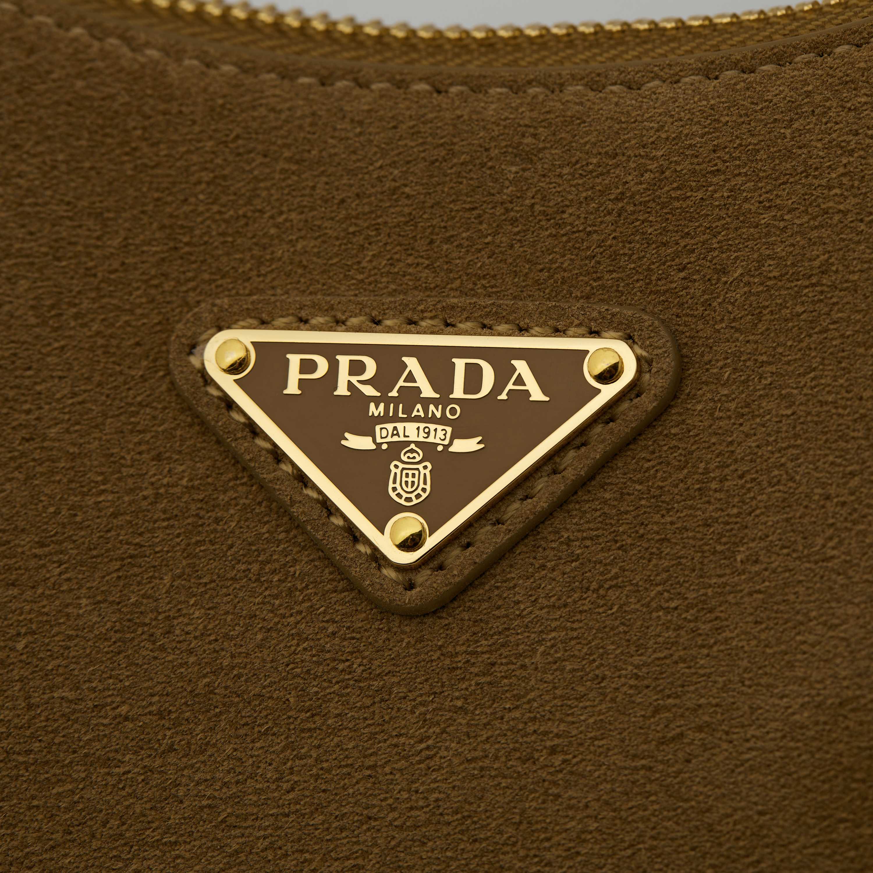 p640。  【特级原厂】🎉🎉🎉1BC194/肉桂色/磨砂皮🔥🔥🔥
新品首发🌟新品Arque绒面麂皮腋下包1BC194

Arque腋下包已成为主流时尚趋势啦！
超级百搭好看时髦潮人一定要买它！
全新牛皮精心打造
配有一长一短两条肩带
随意切换各种背法
正面三角徽标
不仅实用轻便又好看
空间宽大的内部隔层，简直是太棒了👏
时尚潮人新宠
完美细节媲美砖柜超级棒5🌟
尺寸:长22.5*高18.5*款6cm