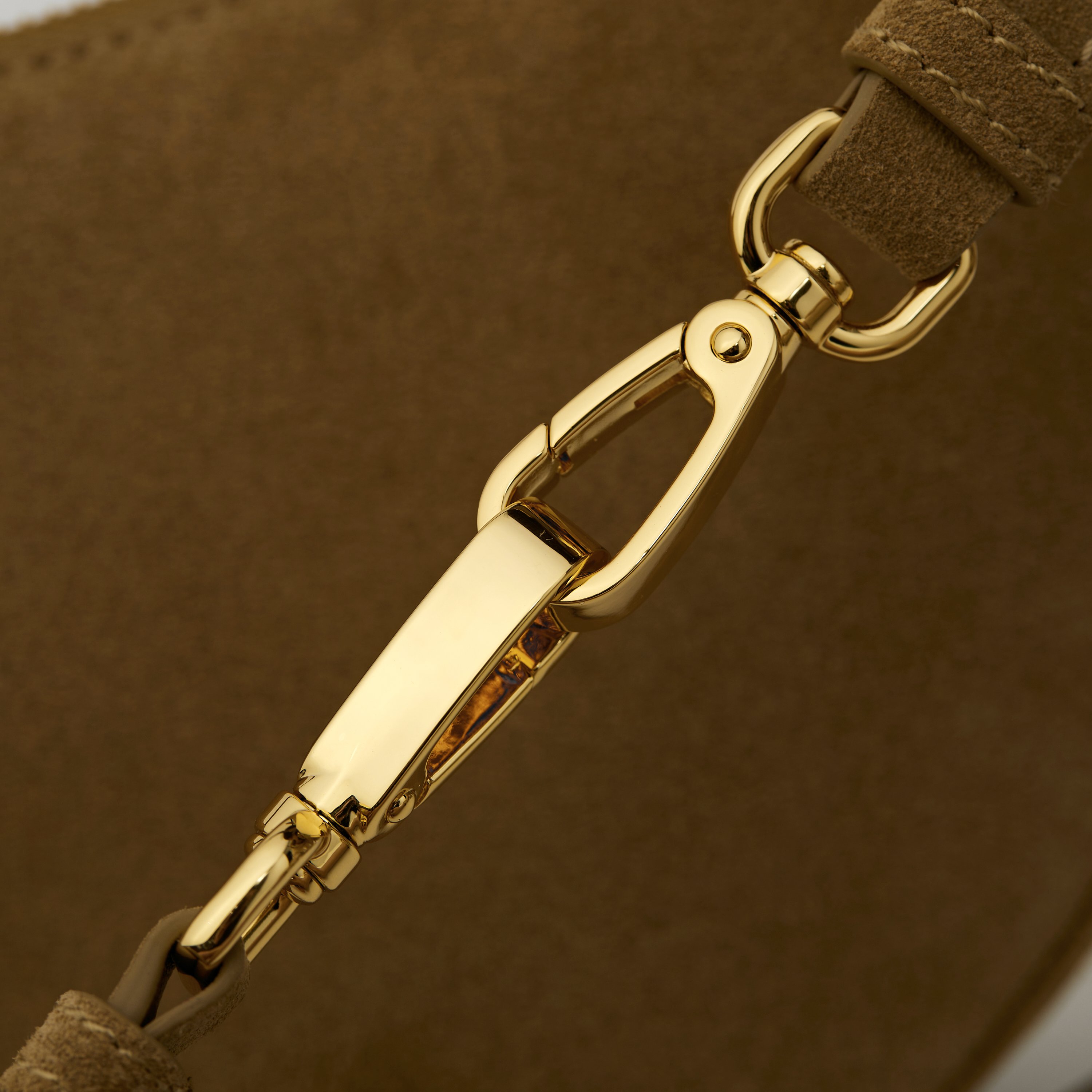 p640。  【特级原厂】🎉🎉🎉1BC194/肉桂色/磨砂皮🔥🔥🔥
新品首发🌟新品Arque绒面麂皮腋下包1BC194

Arque腋下包已成为主流时尚趋势啦！
超级百搭好看时髦潮人一定要买它！
全新牛皮精心打造
配有一长一短两条肩带
随意切换各种背法
正面三角徽标
不仅实用轻便又好看
空间宽大的内部隔层，简直是太棒了👏
时尚潮人新宠
完美细节媲美砖柜超级棒5🌟
尺寸:长22.5*高18.5*款6cm