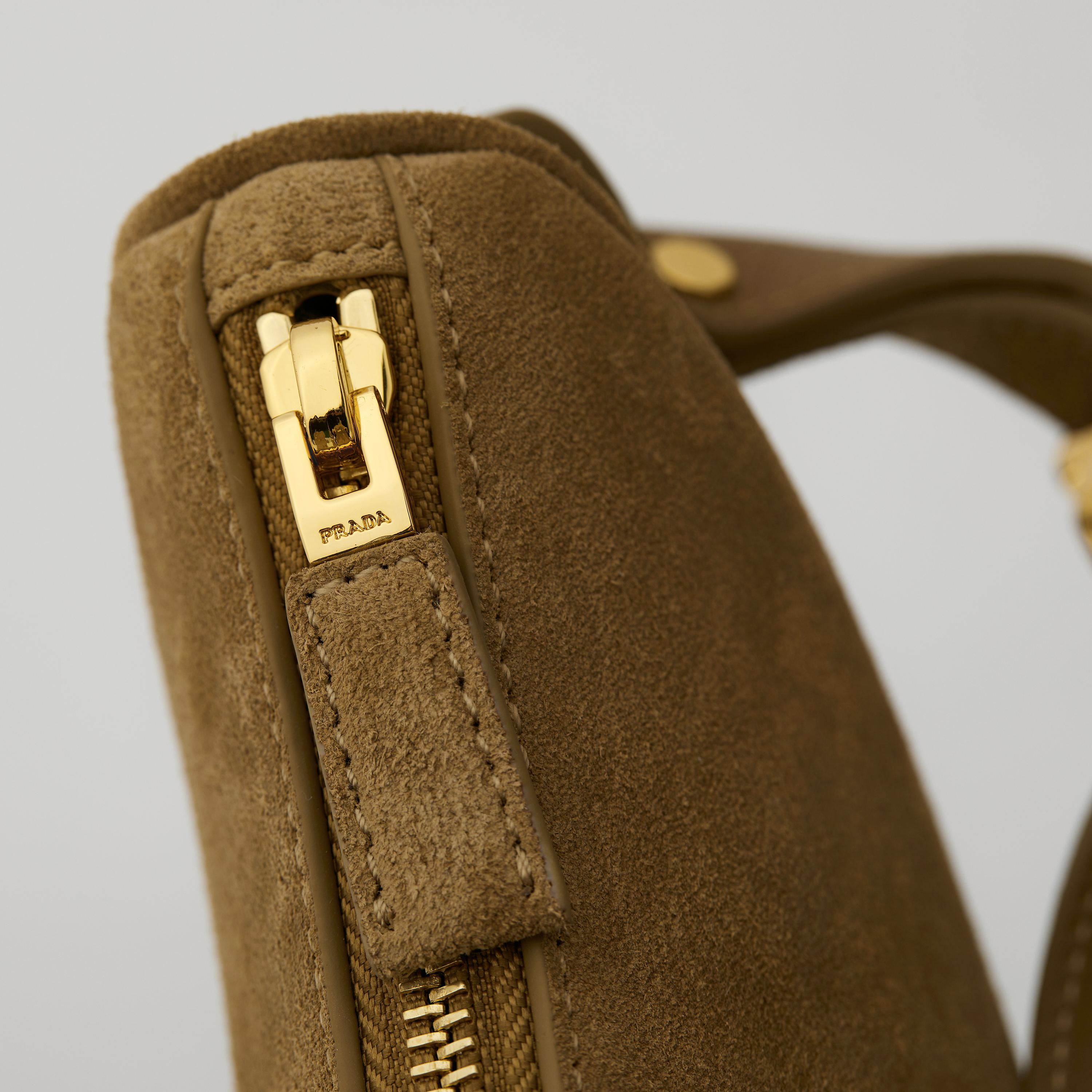 p640。  【特级原厂】🎉🎉🎉1BC194/肉桂色/磨砂皮🔥🔥🔥
新品首发🌟新品Arque绒面麂皮腋下包1BC194

Arque腋下包已成为主流时尚趋势啦！
超级百搭好看时髦潮人一定要买它！
全新牛皮精心打造
配有一长一短两条肩带
随意切换各种背法
正面三角徽标
不仅实用轻便又好看
空间宽大的内部隔层，简直是太棒了👏
时尚潮人新宠
完美细节媲美砖柜超级棒5🌟
尺寸:长22.5*高18.5*款6cm