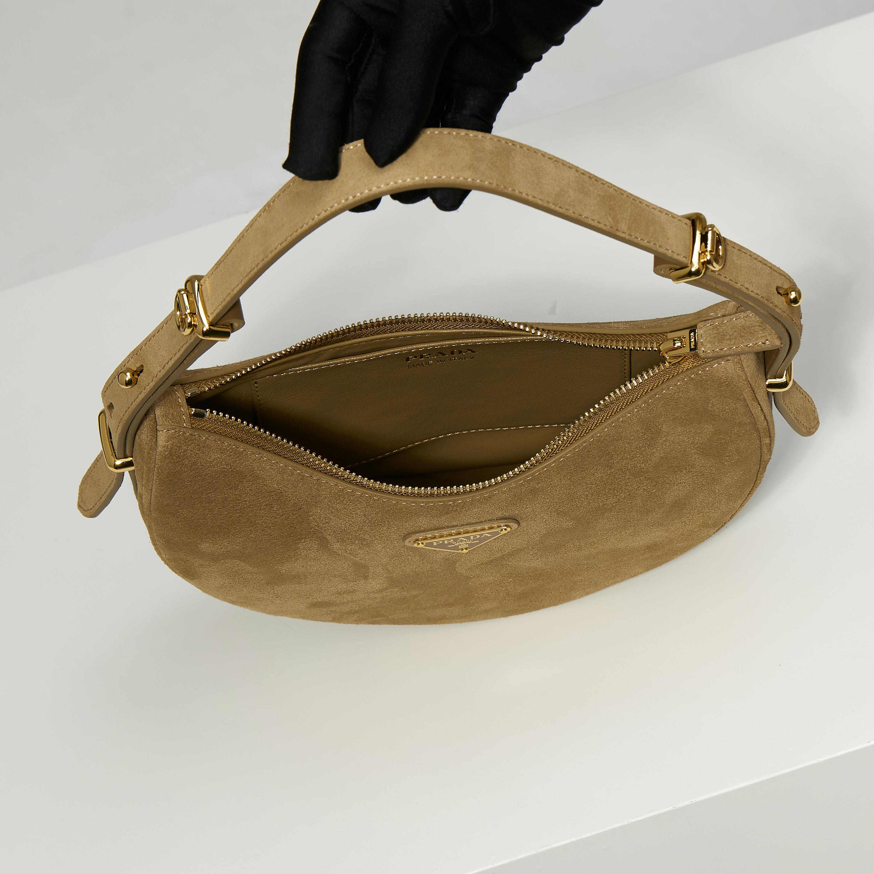 p640。  【特级原厂】🎉🎉🎉1BC194/肉桂色/磨砂皮🔥🔥🔥
新品首发🌟新品Arque绒面麂皮腋下包1BC194

Arque腋下包已成为主流时尚趋势啦！
超级百搭好看时髦潮人一定要买它！
全新牛皮精心打造
配有一长一短两条肩带
随意切换各种背法
正面三角徽标
不仅实用轻便又好看
空间宽大的内部隔层，简直是太棒了👏
时尚潮人新宠
完美细节媲美砖柜超级棒5🌟
尺寸:长22.5*高18.5*款6cm