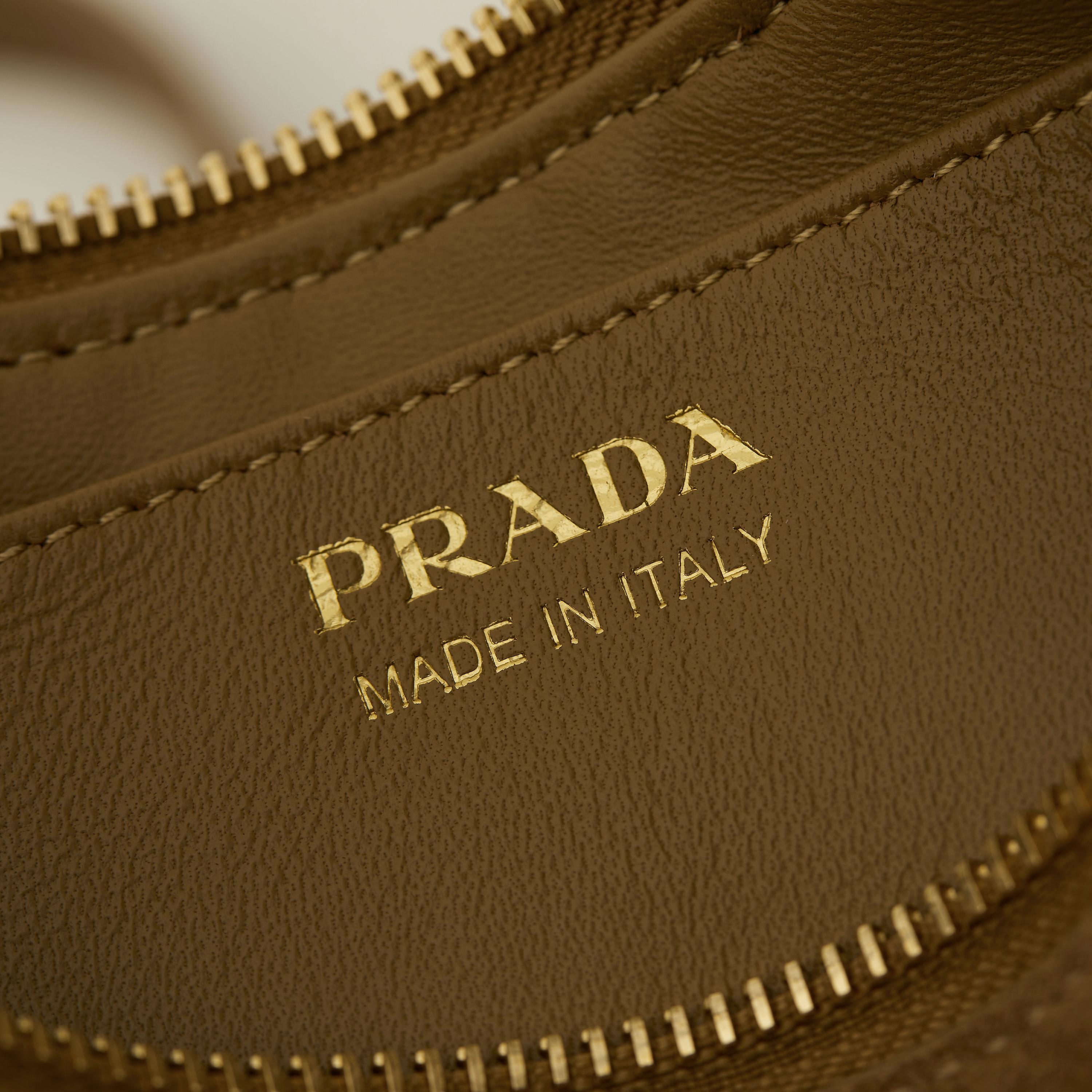 p640。  【特级原厂】🎉🎉🎉1BC194/肉桂色/磨砂皮🔥🔥🔥
新品首发🌟新品Arque绒面麂皮腋下包1BC194

Arque腋下包已成为主流时尚趋势啦！
超级百搭好看时髦潮人一定要买它！
全新牛皮精心打造
配有一长一短两条肩带
随意切换各种背法
正面三角徽标
不仅实用轻便又好看
空间宽大的内部隔层，简直是太棒了👏
时尚潮人新宠
完美细节媲美砖柜超级棒5🌟
尺寸:长22.5*高18.5*款6cm