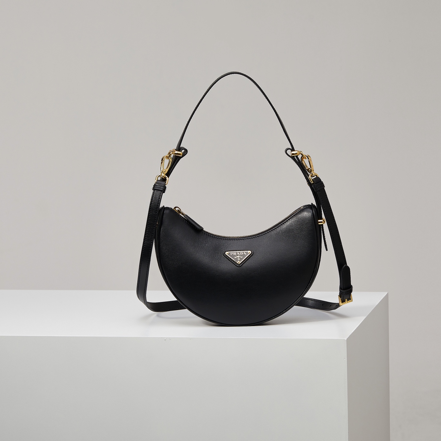 🔥Nuevo lanzamiento BC194/negro liso Nuevo bolso de axila Arque de cuero de vaca El bolso de axila se ha convertido en …