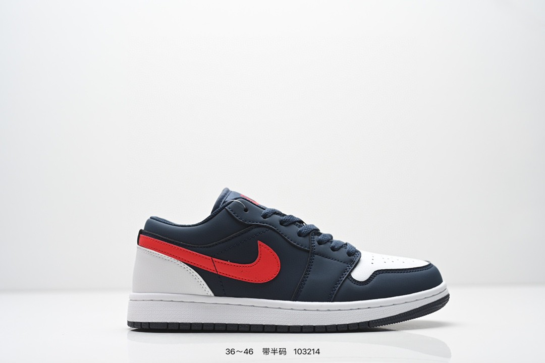 🈴️‼️长期福利供应款 
70💰头层拼接🉐️ 全码齐 长期补货
Air Jordan 1 Low OG "Black and Dark Powder Blue" 低帮  AJ1 乔丹1代 aj1 乔1 低邦 乔丹篮球鞋系列 整体以白色皮革材质为主色调呈现，搭配黑色Swoosh以及白色鞋面呈现。鞋带、鞋舌标签等均采用蓝色呈现，鞋舌黑色点缀，颜值十分低调百搭。此外后跟部分同样采用蓝色配色呈现，标志性的飞翼Logo则使用黑色压印点缀。鞋底也使用白色中底搭配蓝色橡胶外底设计，与鞋面配色相呼应！
尺码：36 36.5 37.5 38 38.5 39 40 40.5 41 42 42.5 43 44 44.5 45