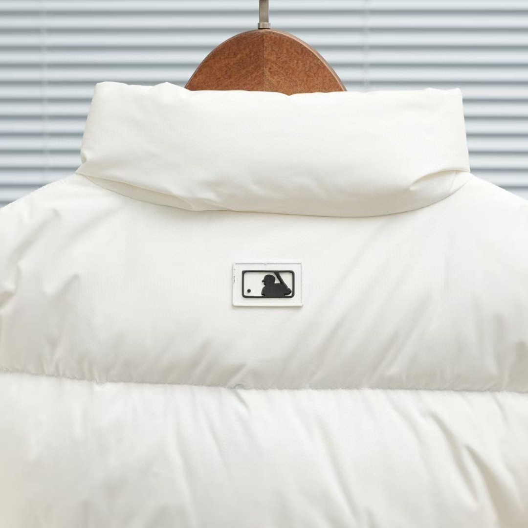 顶级版本💰280
MLB 纽扣小标刺绣LOGO/短款加厚羽绒服MLB是韩国F&F旗下潮流服装品牌拥有150年历史的经典传统是街头文化和国际生活方式的领导者MLB 拥有包括男装女装童装配饰在内的全品类服饰提供覆盖各性别各年龄层From HeadtoToe的穿搭装备其产品结合了韩国的时尚造型与质感展现了运动服饰也可以兼具时尚潮流的风格在产品设计上MLB不仅融合了美国职业棒球大联盟的各当家球队更结合了棒球运动中的各个元素采用国标80%白鸭绒独家使用正品同步羽绒正品同步面料:100% 锦纶;里料: 100%锦纶 原厂定制电镀五金辅料非市场各类复刻版市面最顶级没有之一
Size：XS S M L XL XXL